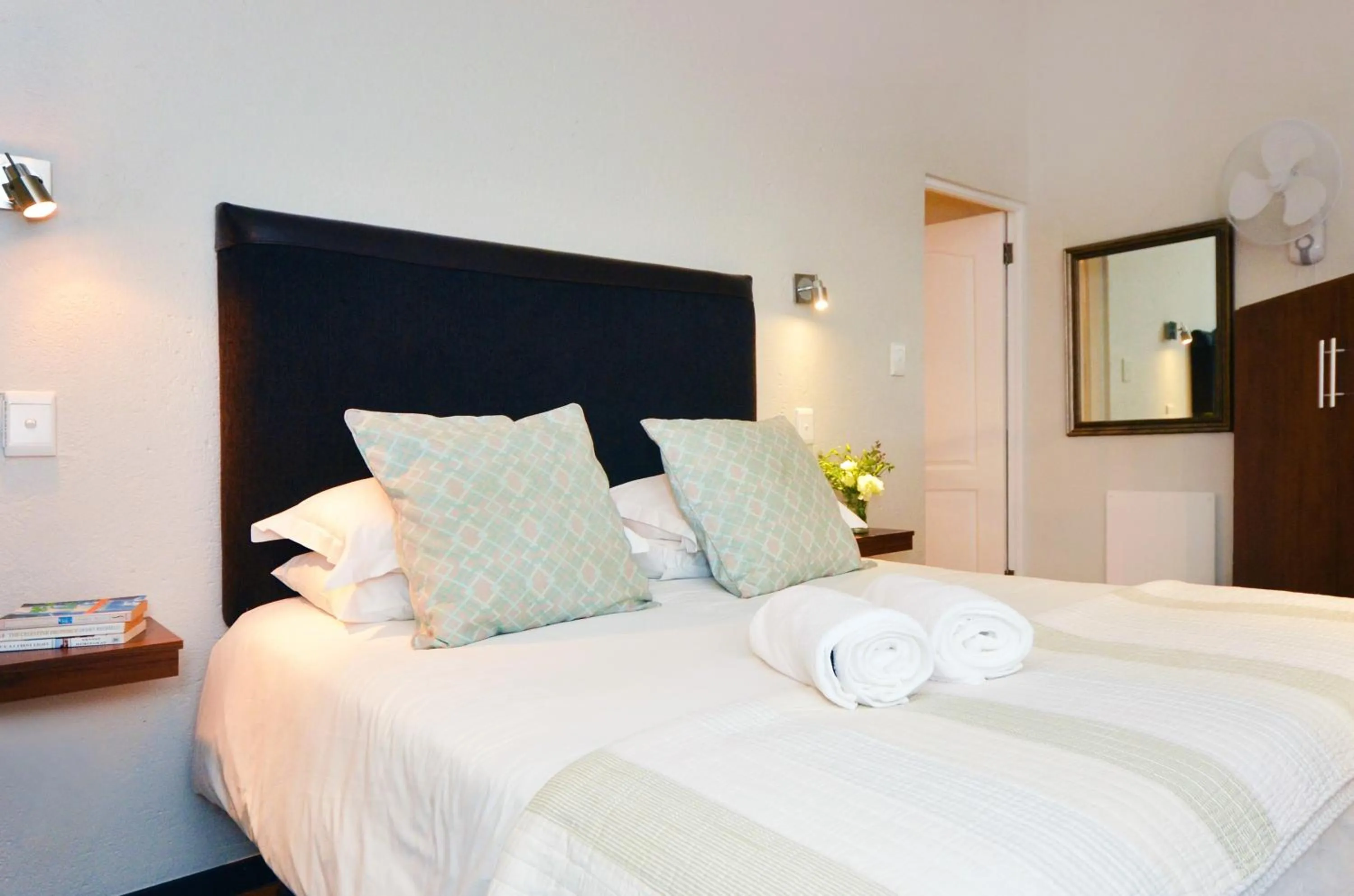 Photo of the whole room, Bed in Sandton Slippers