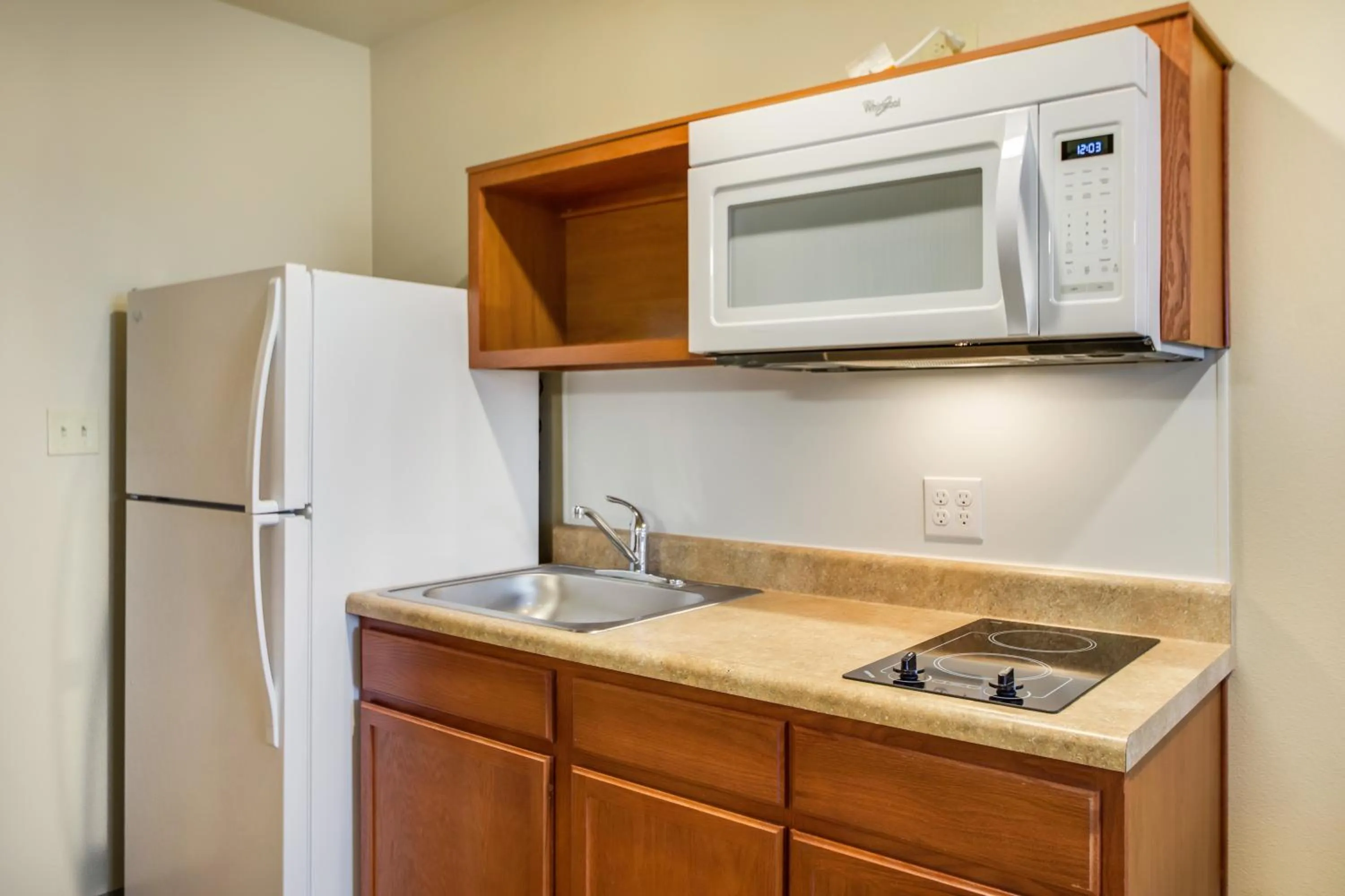 Kitchen or kitchenette in Econo Lodge Burlington I-70