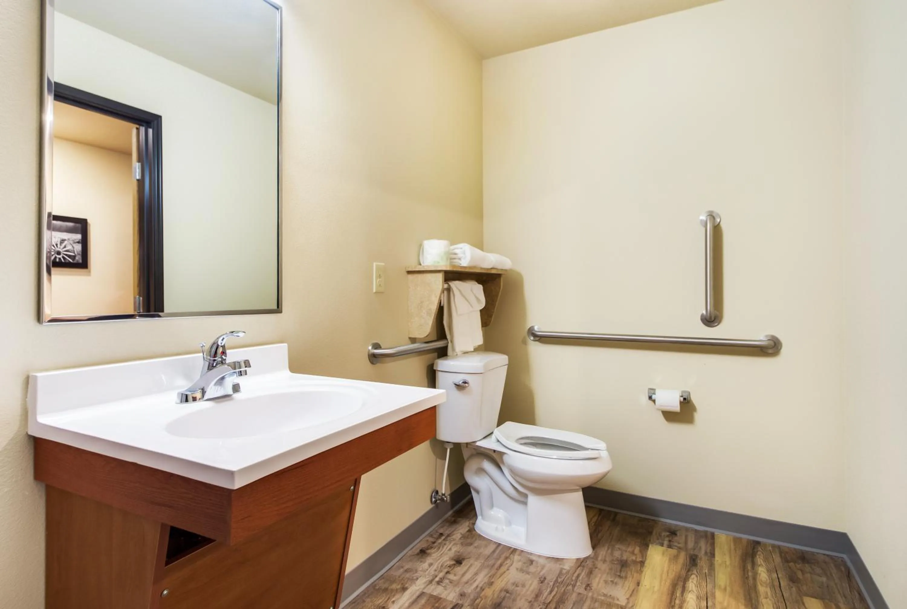 Bathroom in Econo Lodge Burlington I-70