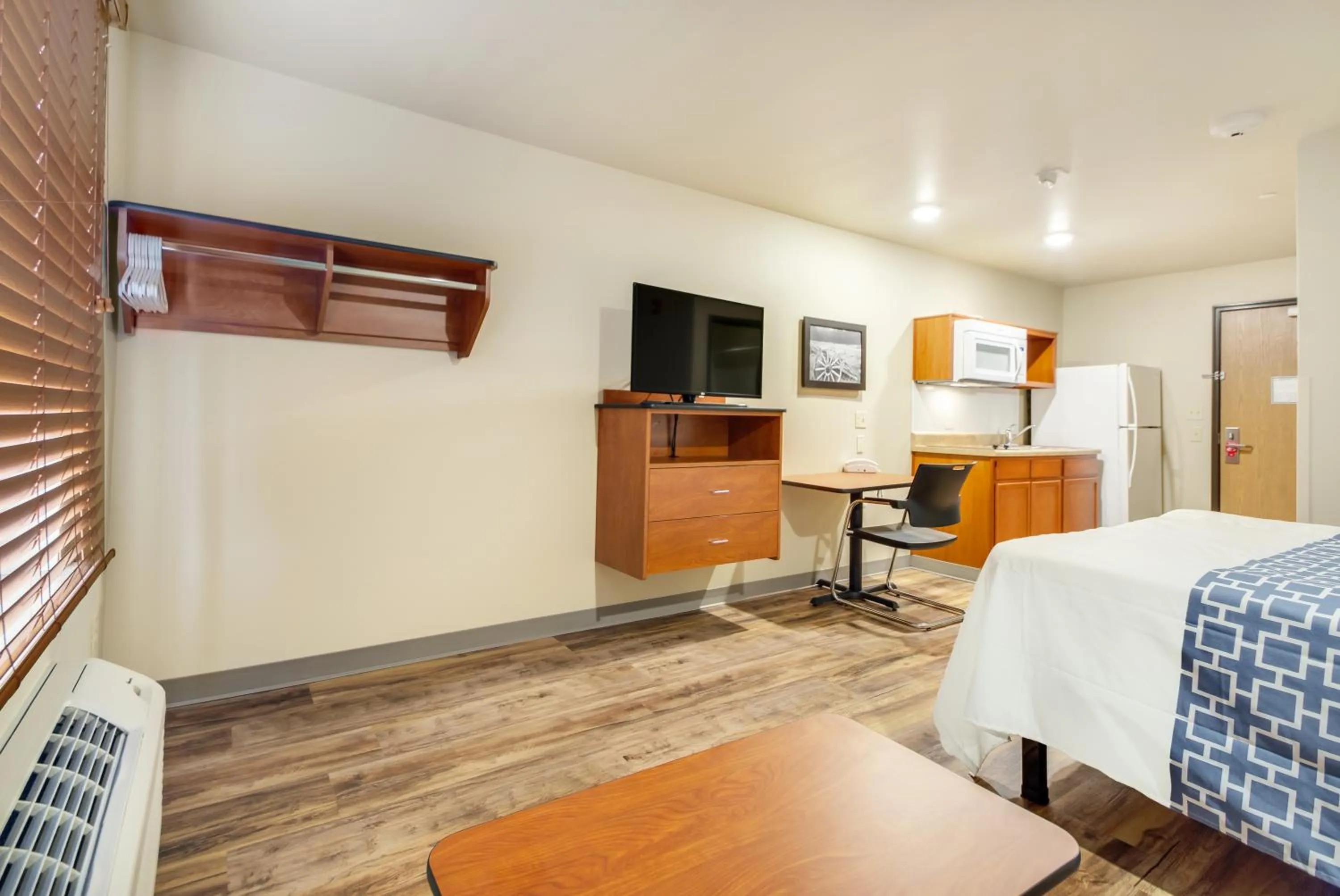 TV and multimedia, Bed in Econo Lodge Burlington I-70