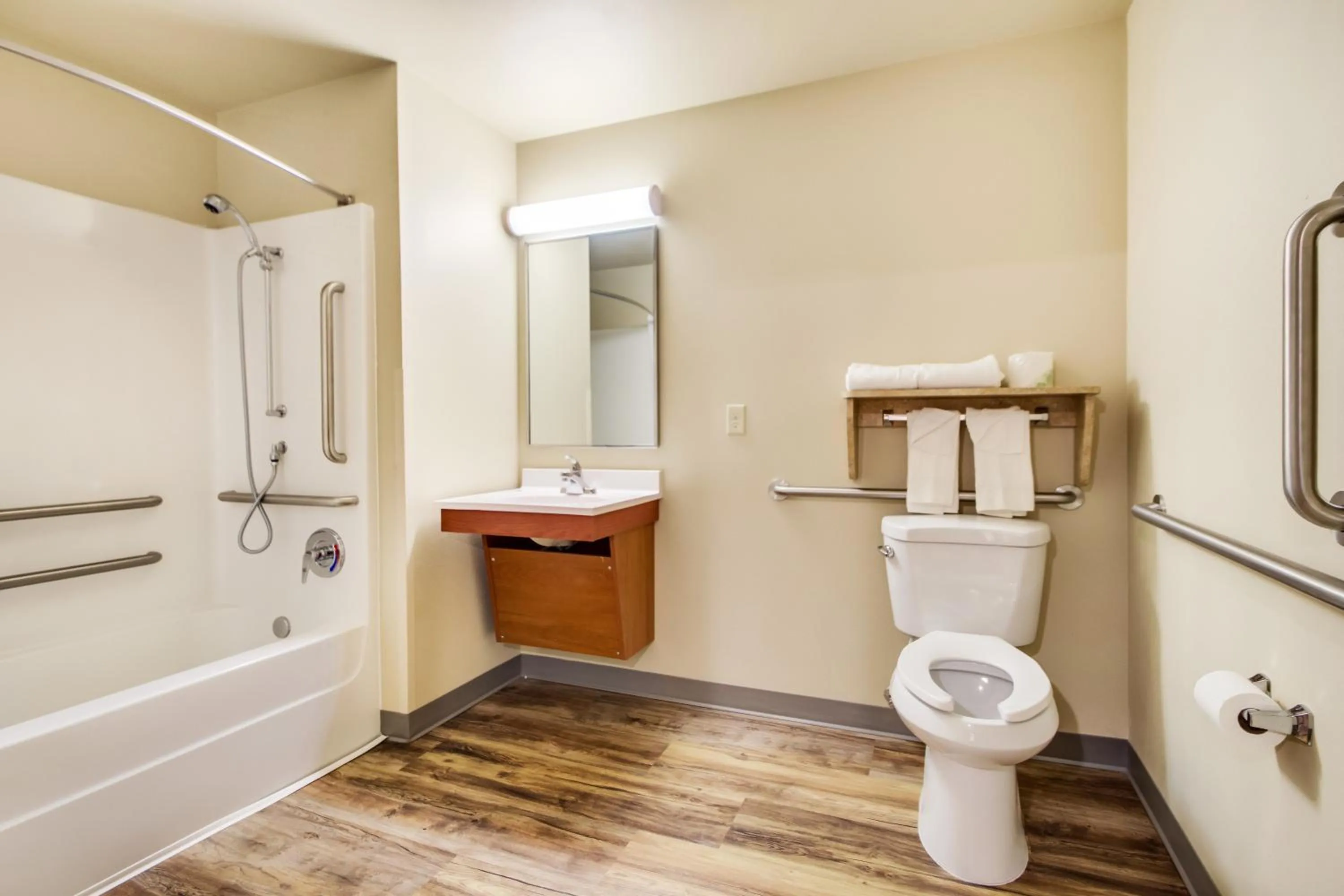 Bathroom in Econo Lodge Burlington I-70