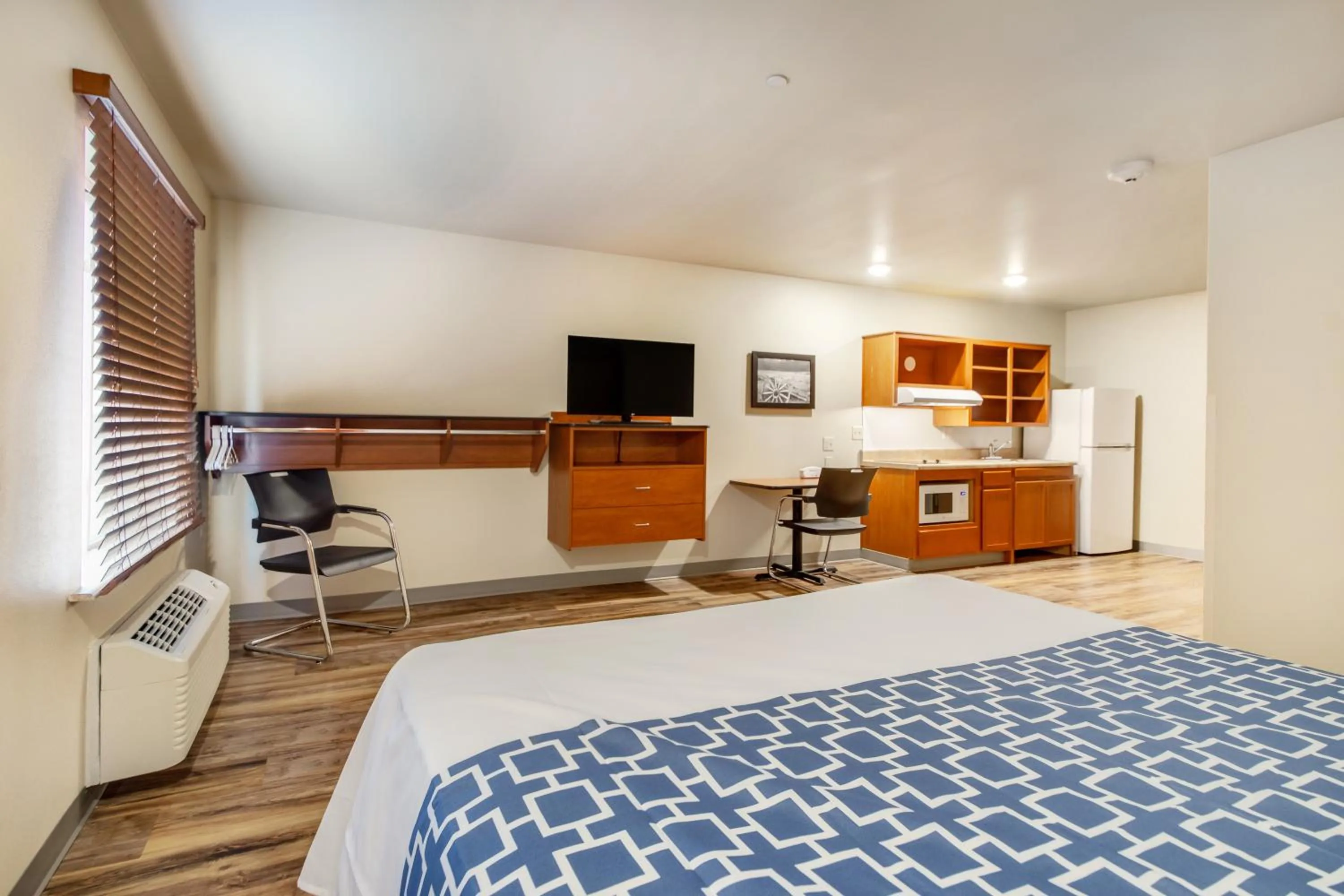 Bedroom, Bed in Econo Lodge Burlington I-70