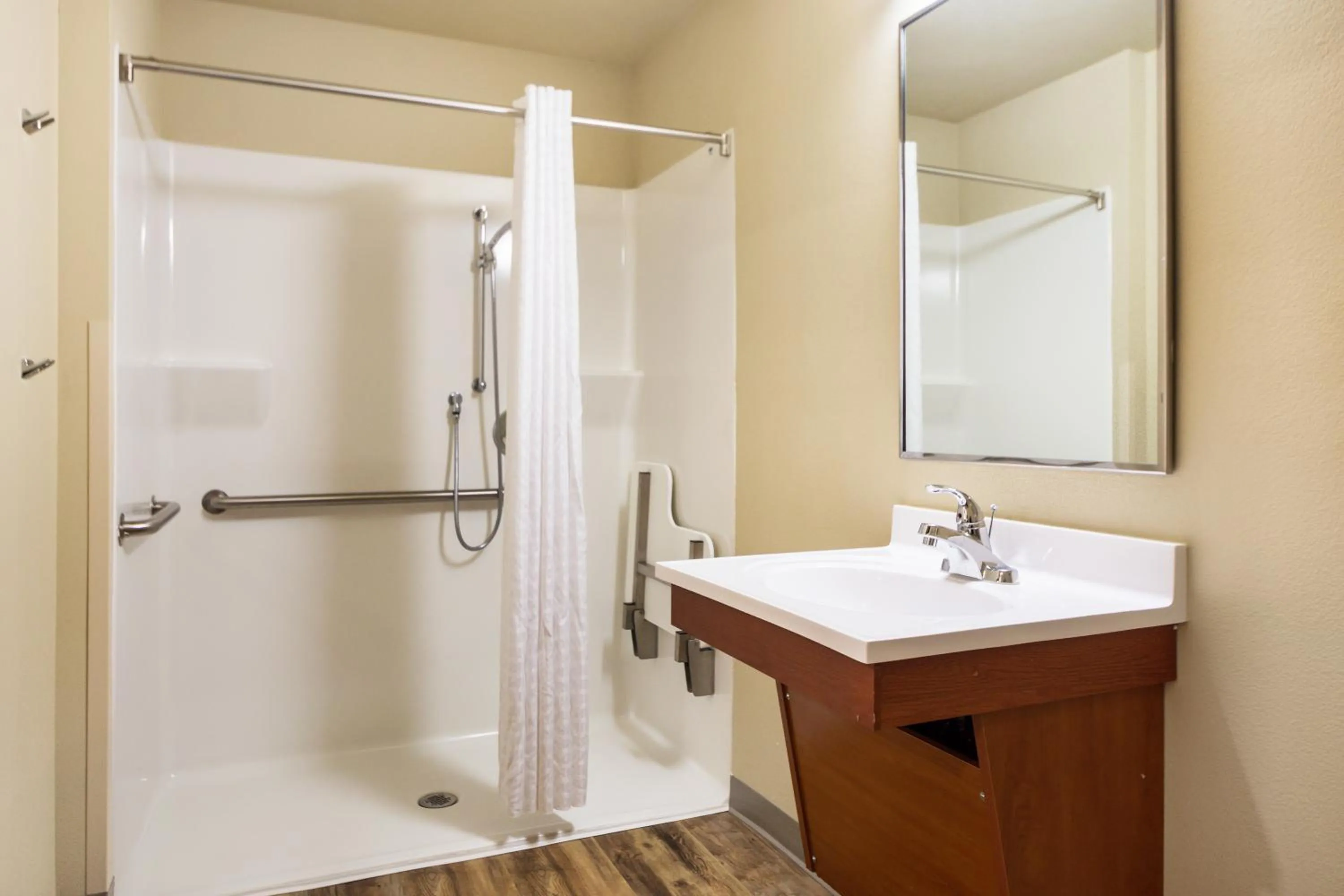 Bathroom in Econo Lodge Burlington I-70