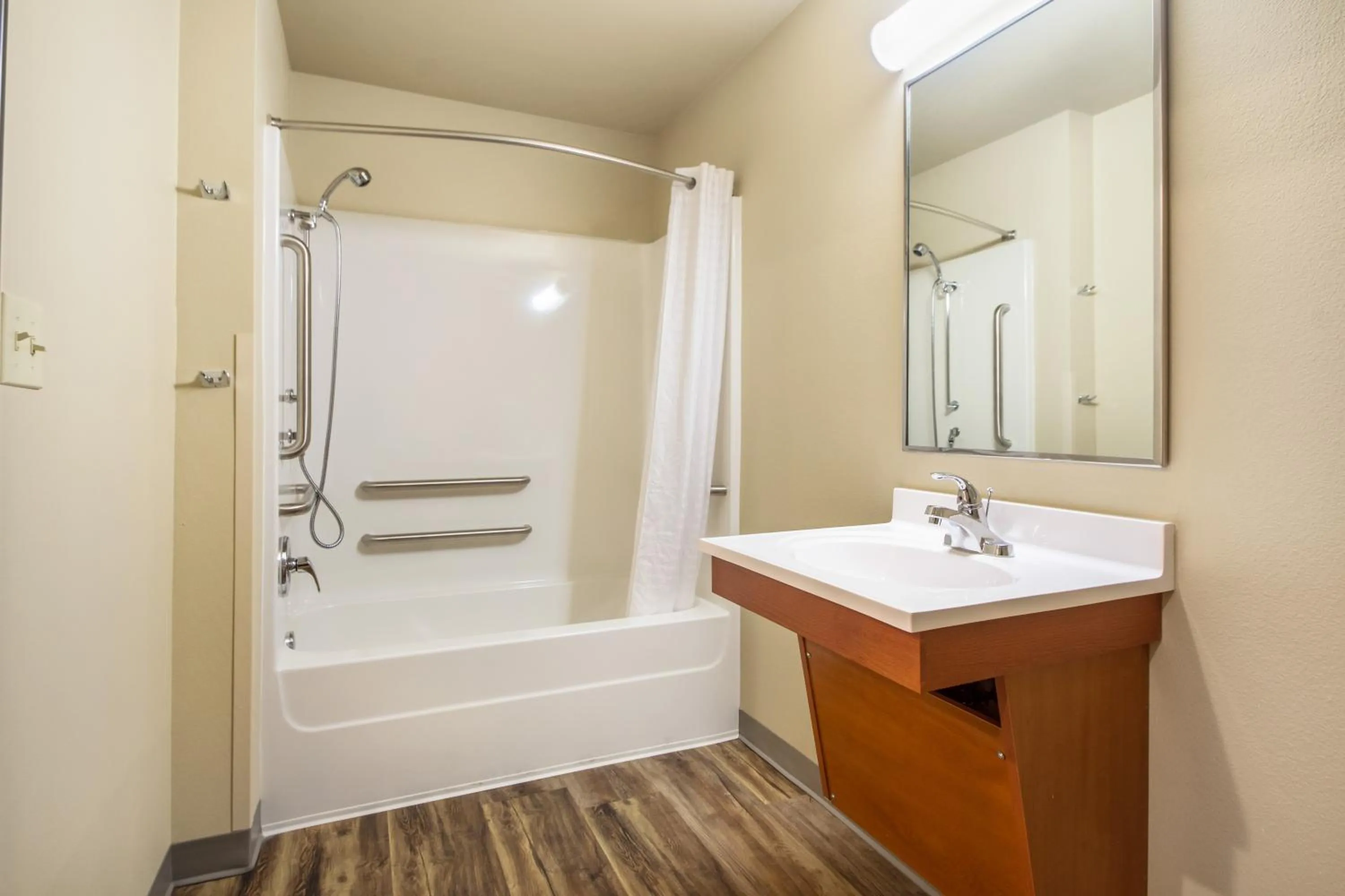 Bathroom in Econo Lodge Burlington I-70