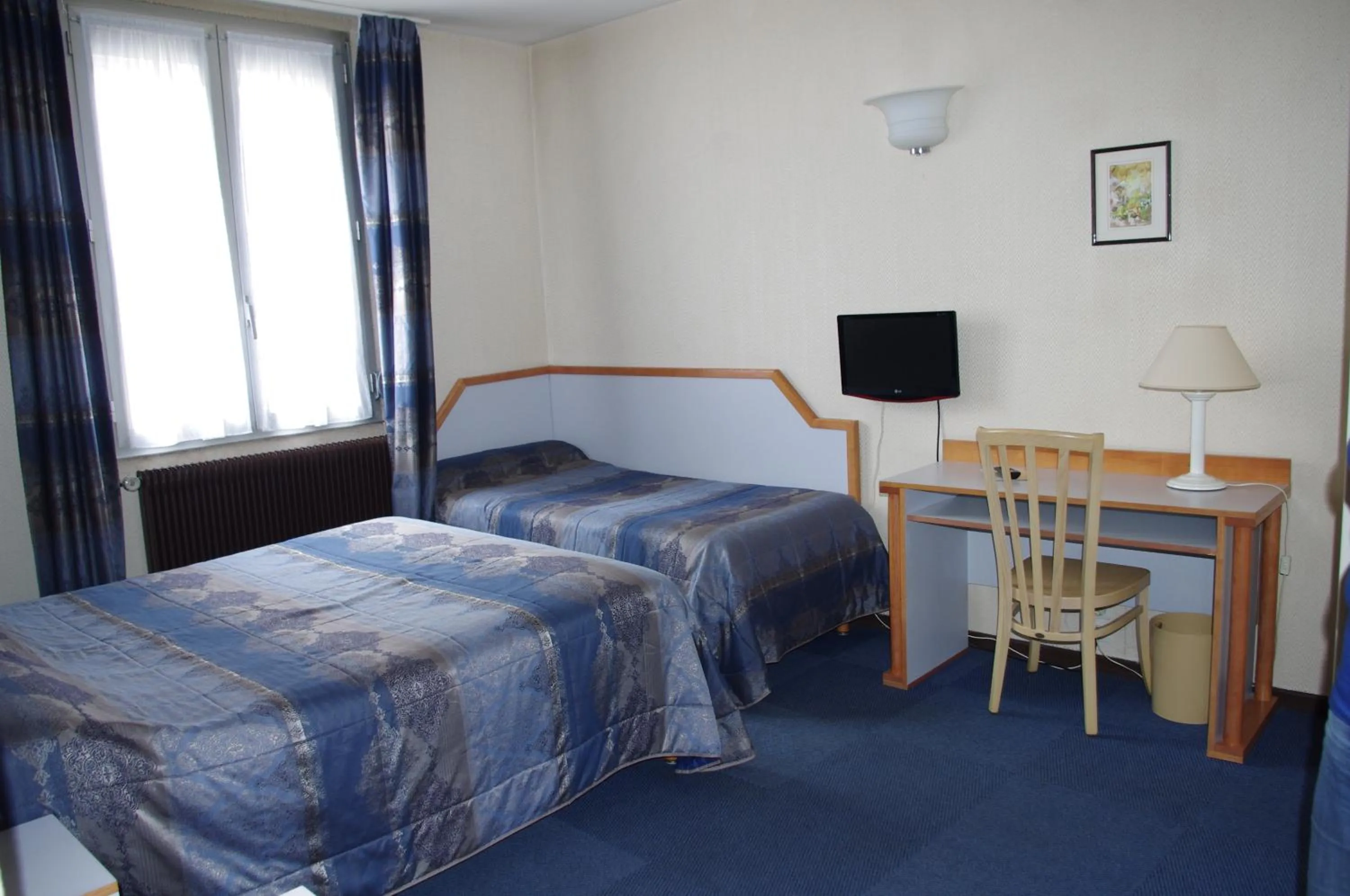 Photo of the whole room, Bed in Hôtel du Lion