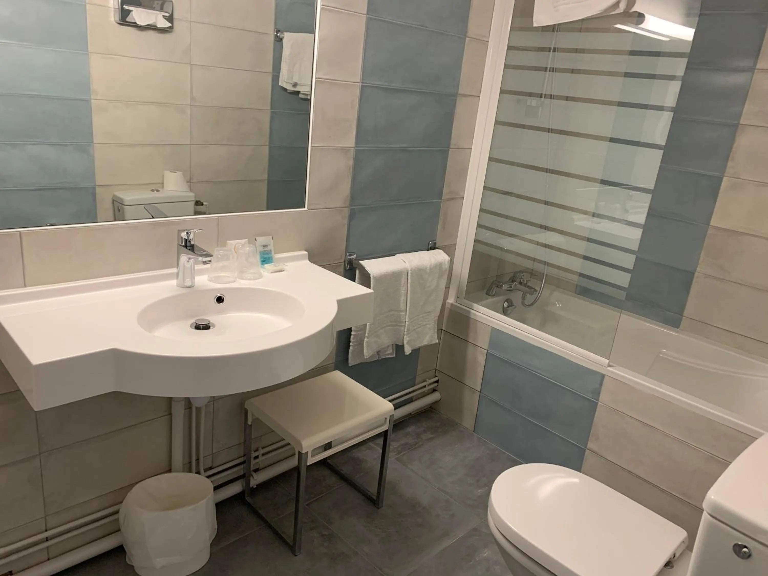 Bathroom in Hôtel du Lion