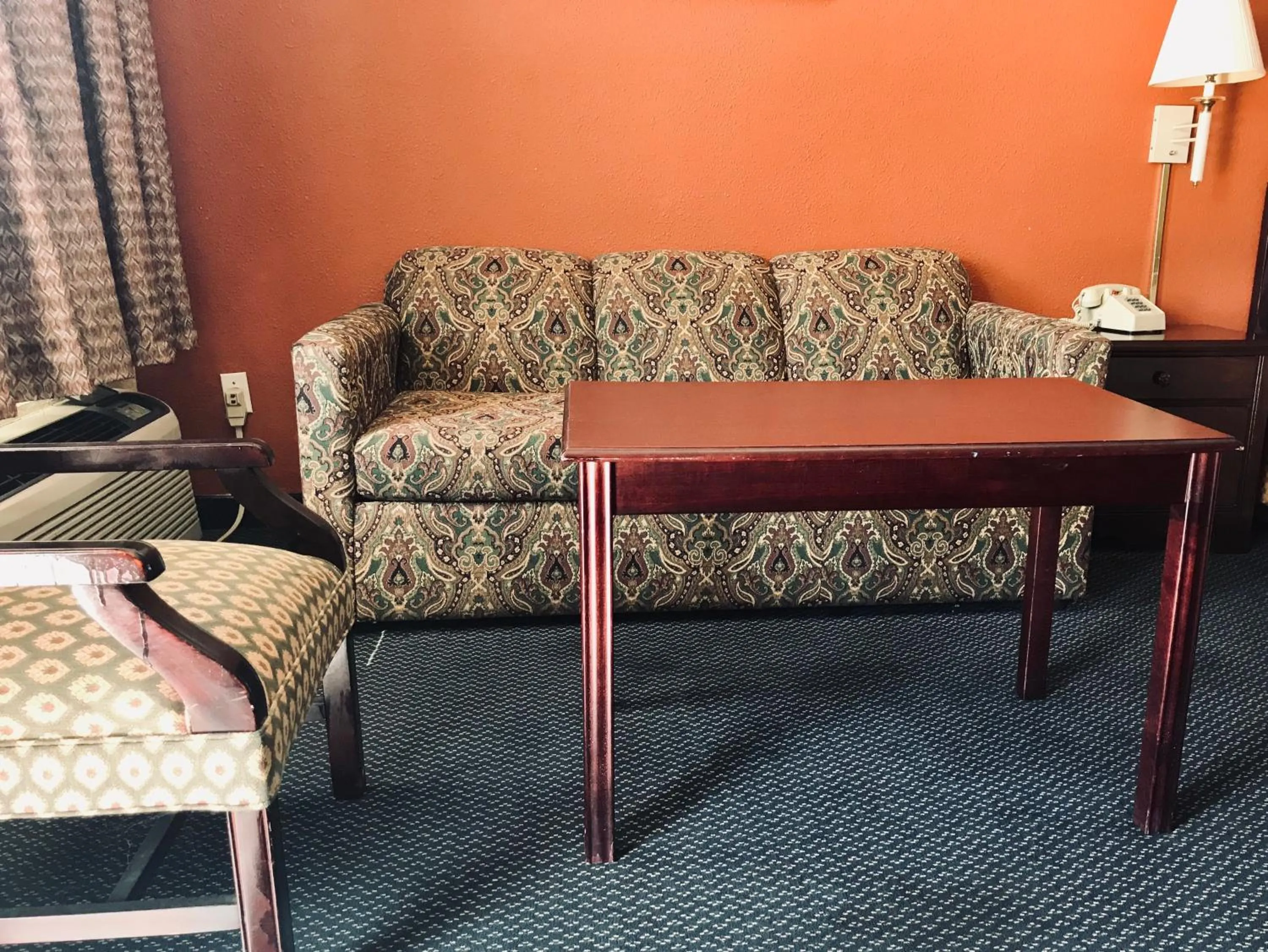 Seating area in Executive Inn Texarkana