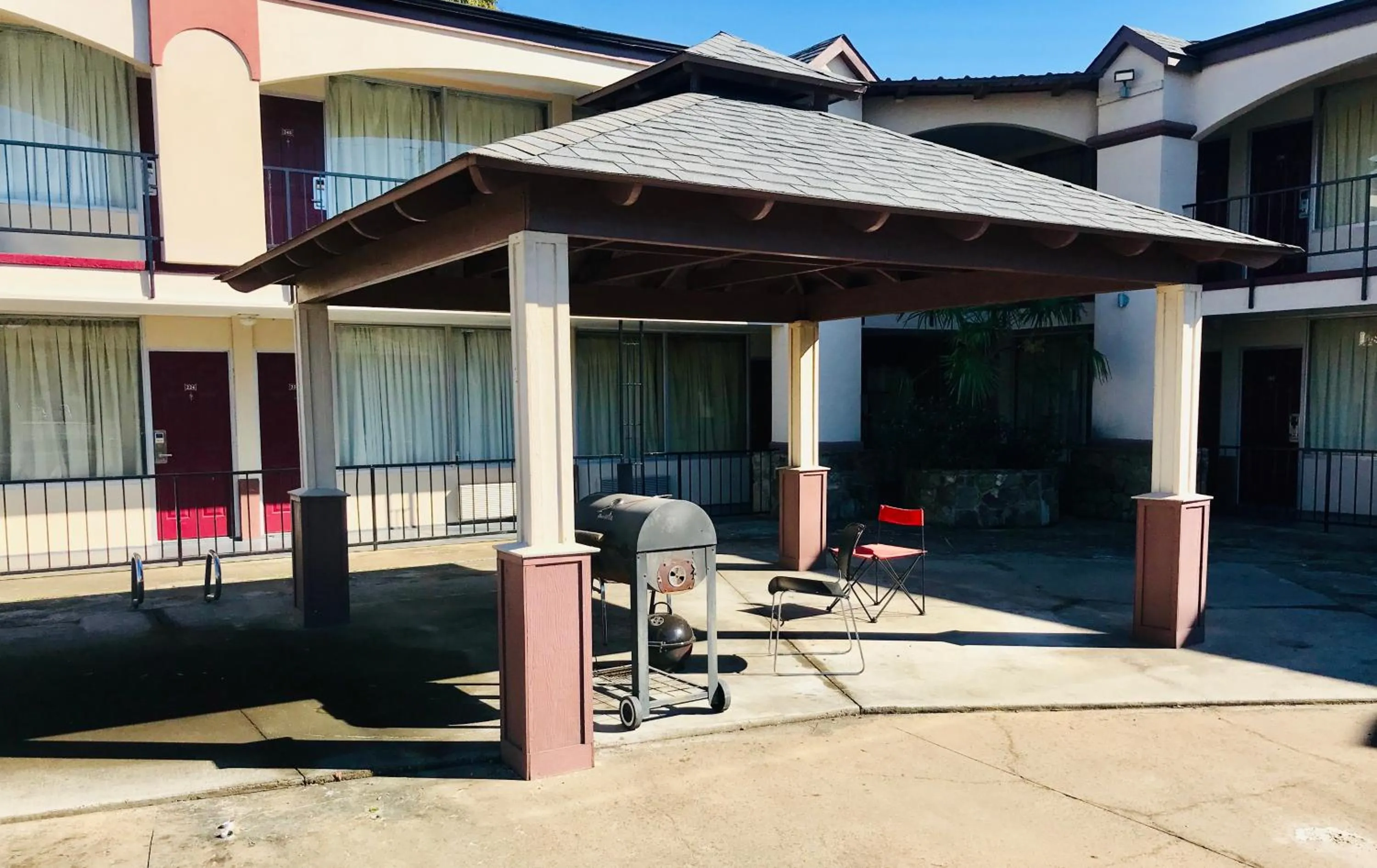 BBQ facilities in Executive Inn Texarkana