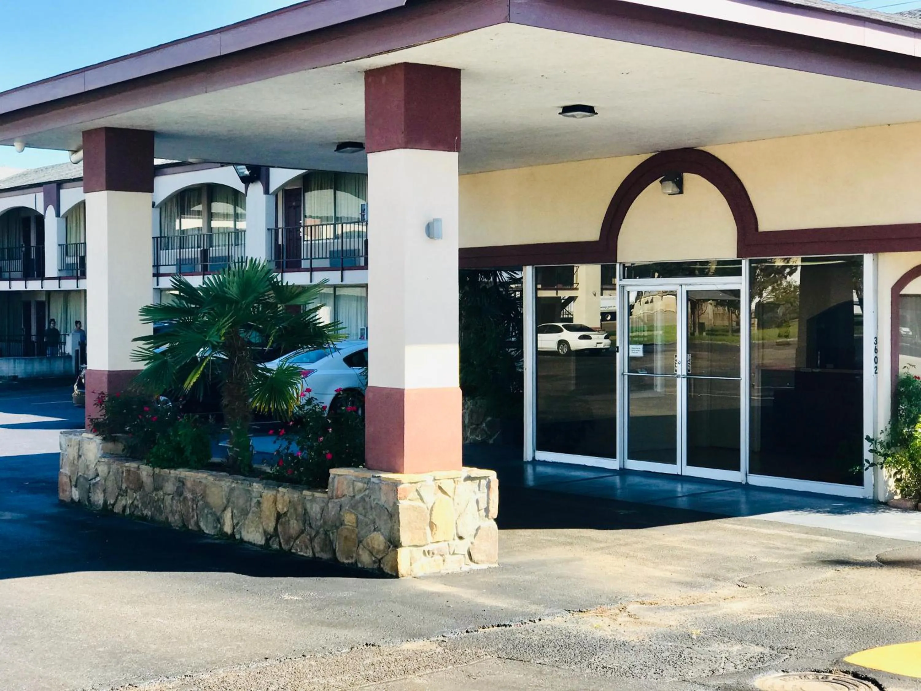 Property building in Executive Inn Texarkana