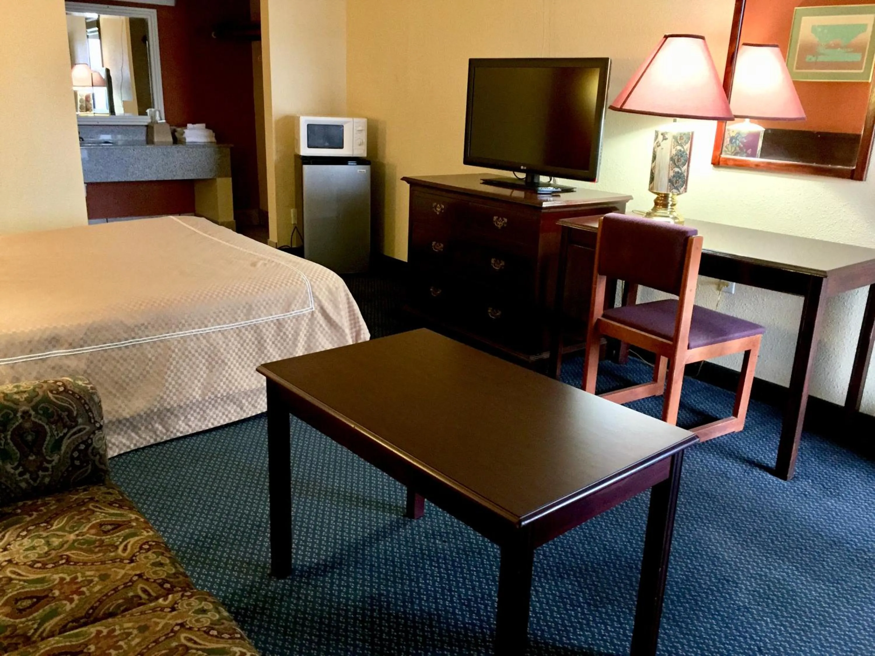 Seating area, Bed in Executive Inn Texarkana