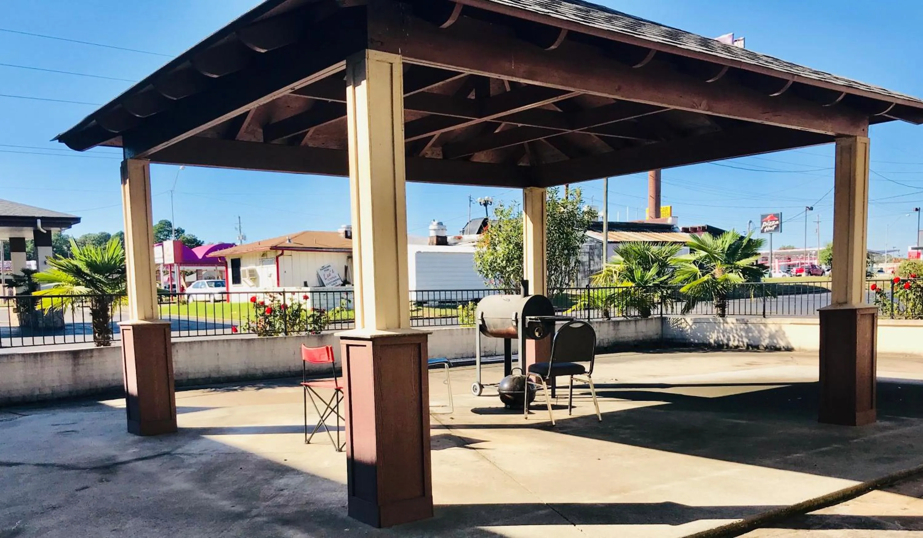 BBQ facilities in Executive Inn Texarkana