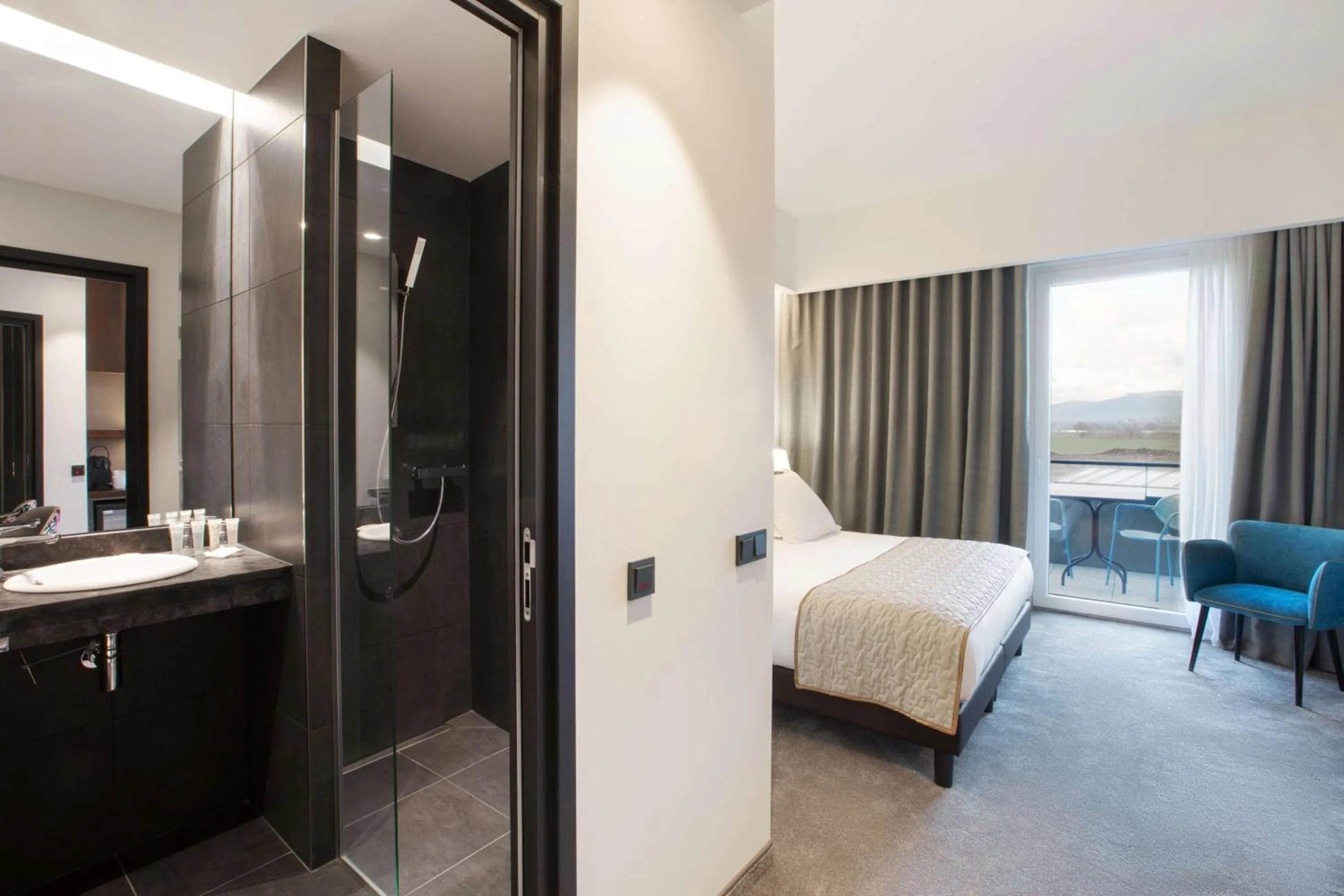 Shower, Bed in Best Western Plus Hotel & Restaurant Les Humanistes Colmar Nord