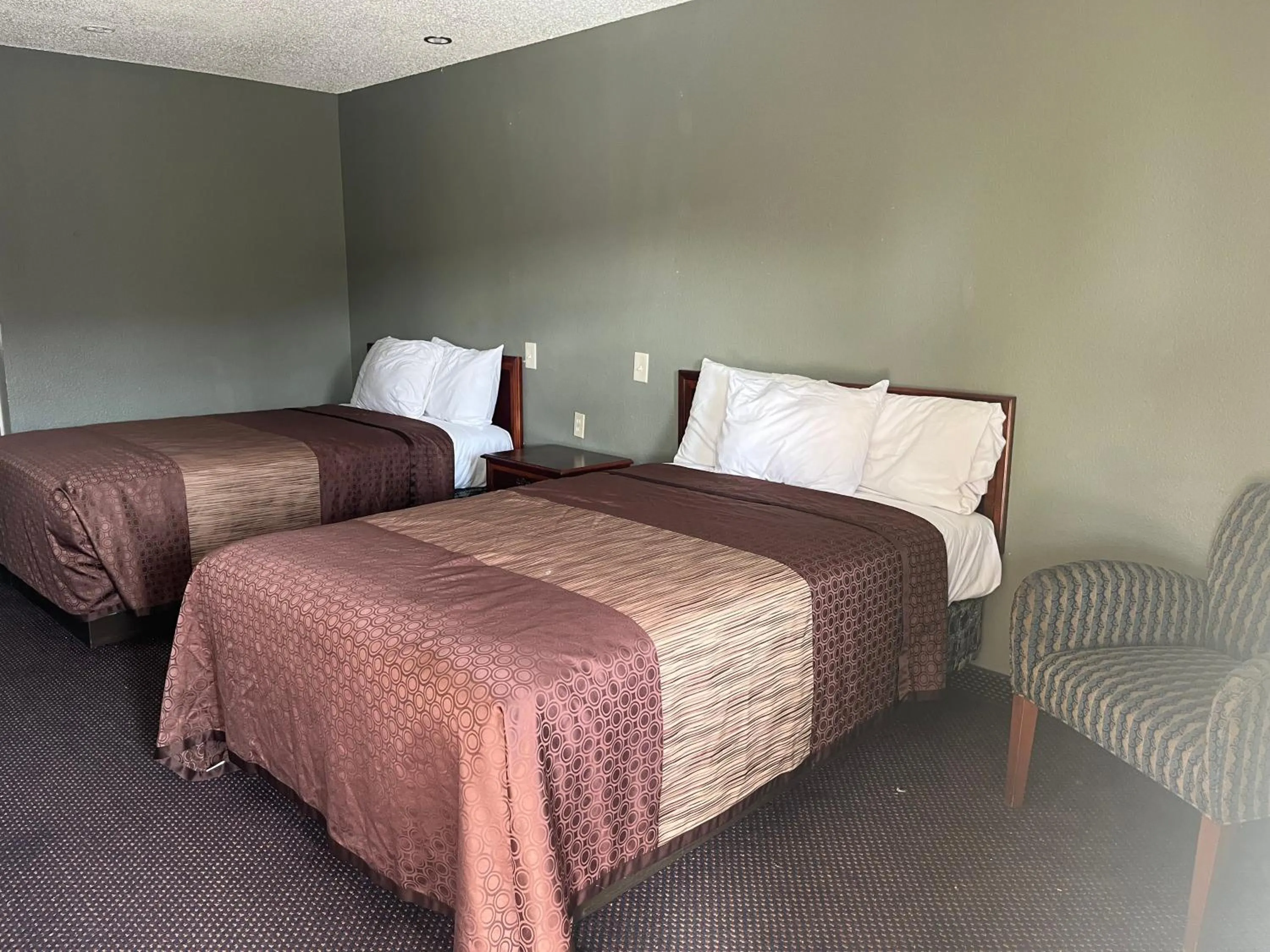 Bed in Hallmark Inn and Suites
