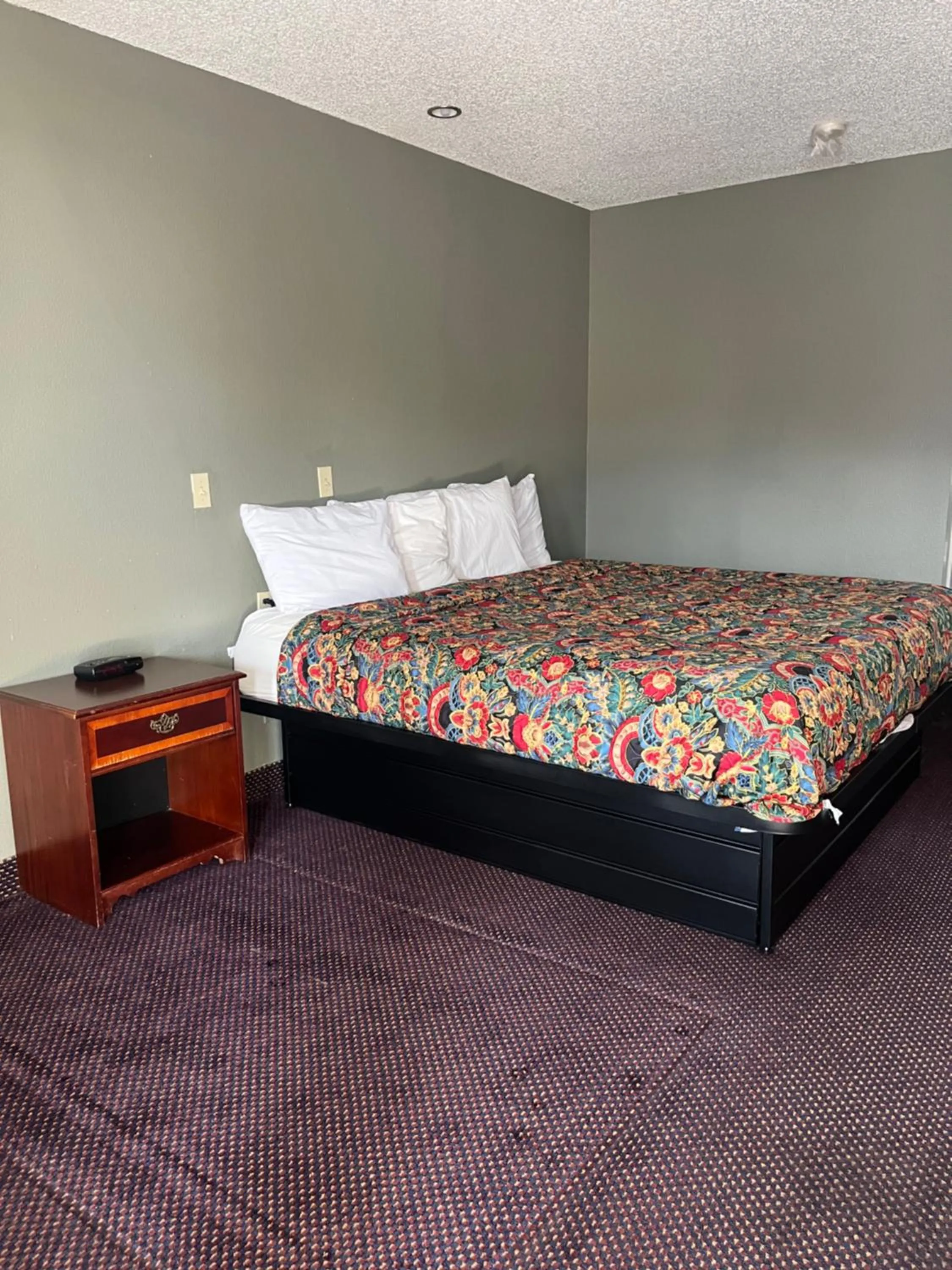 Bed in Hallmark Inn and Suites
