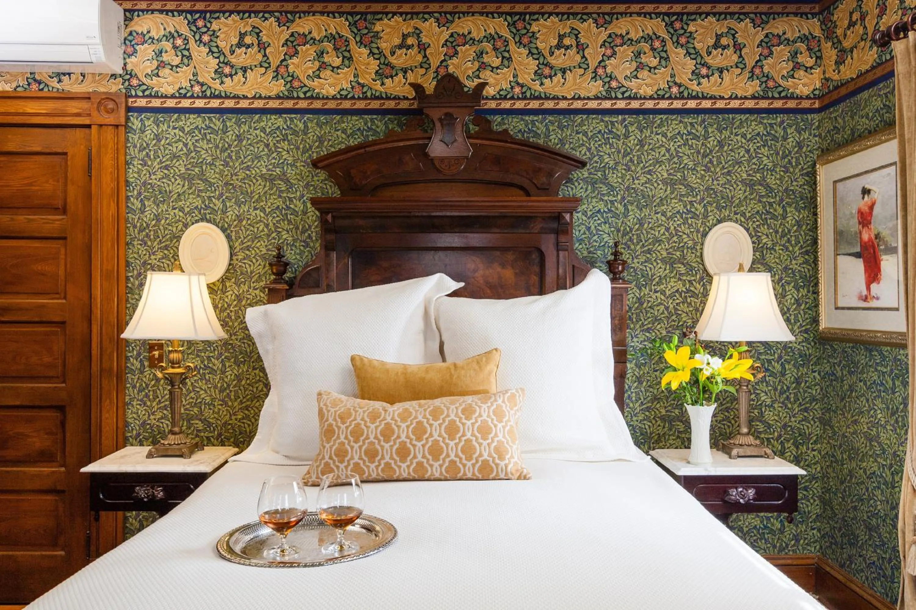 Bed in The Village Inn of Woodstock