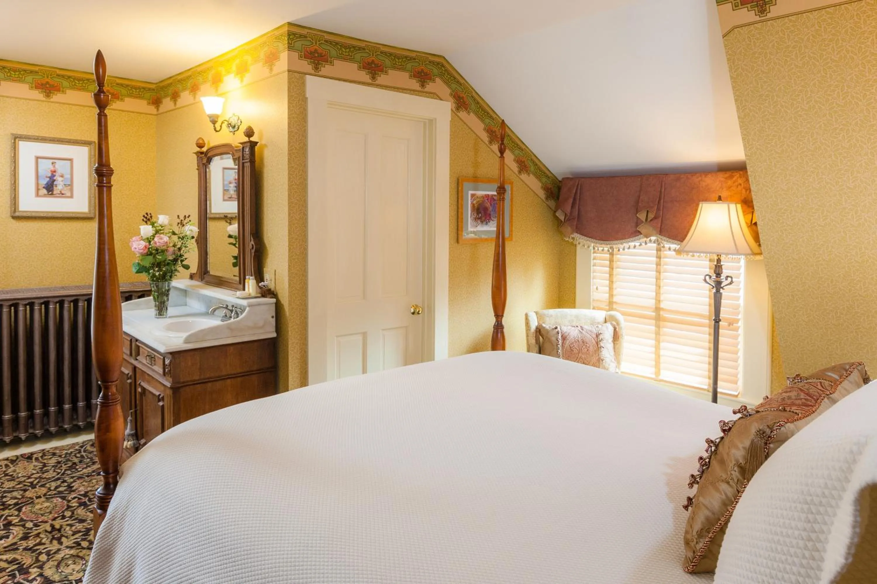 Bedroom, Bed in The Village Inn of Woodstock