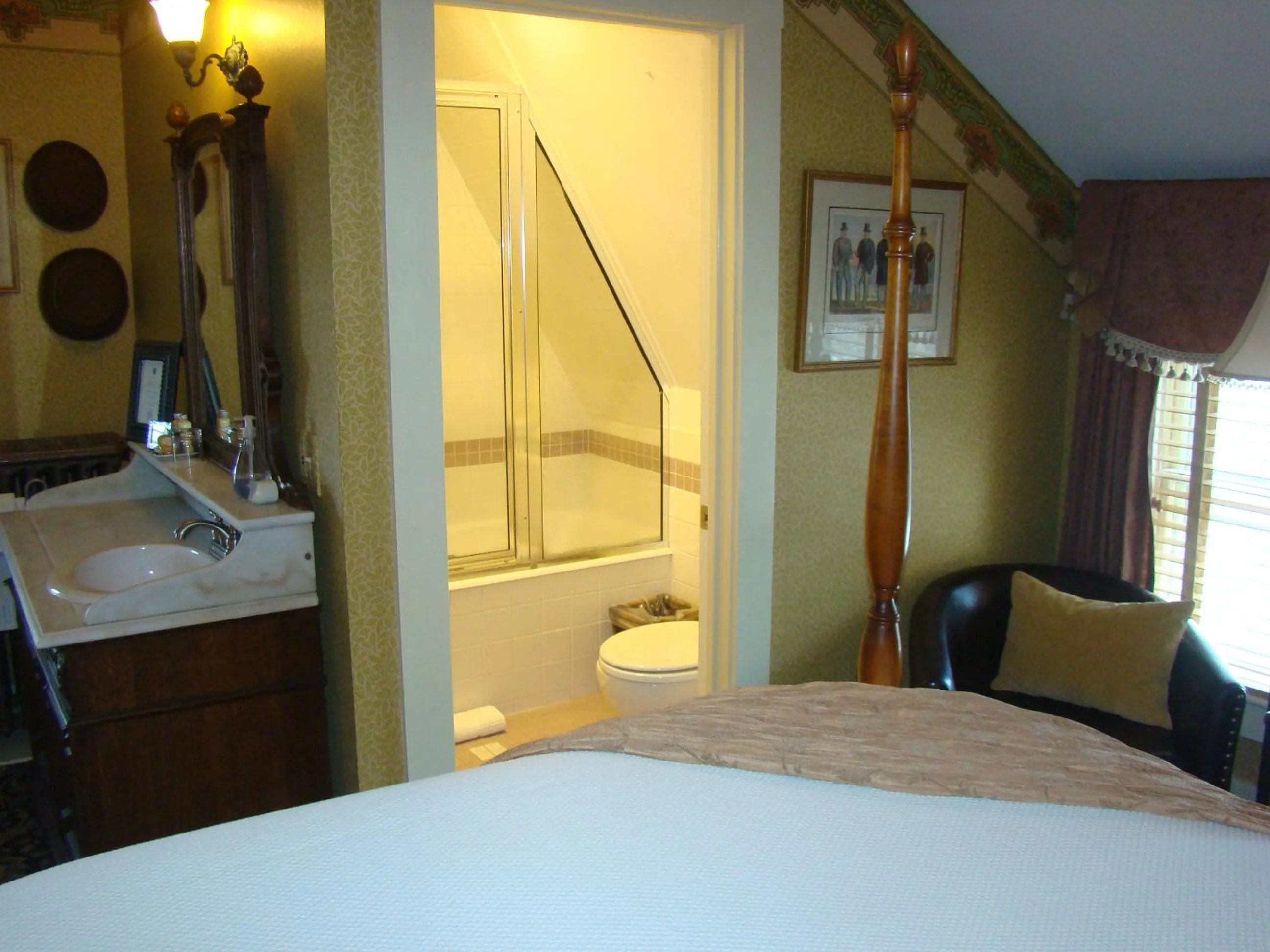 Bathroom, Bed in The Village Inn of Woodstock