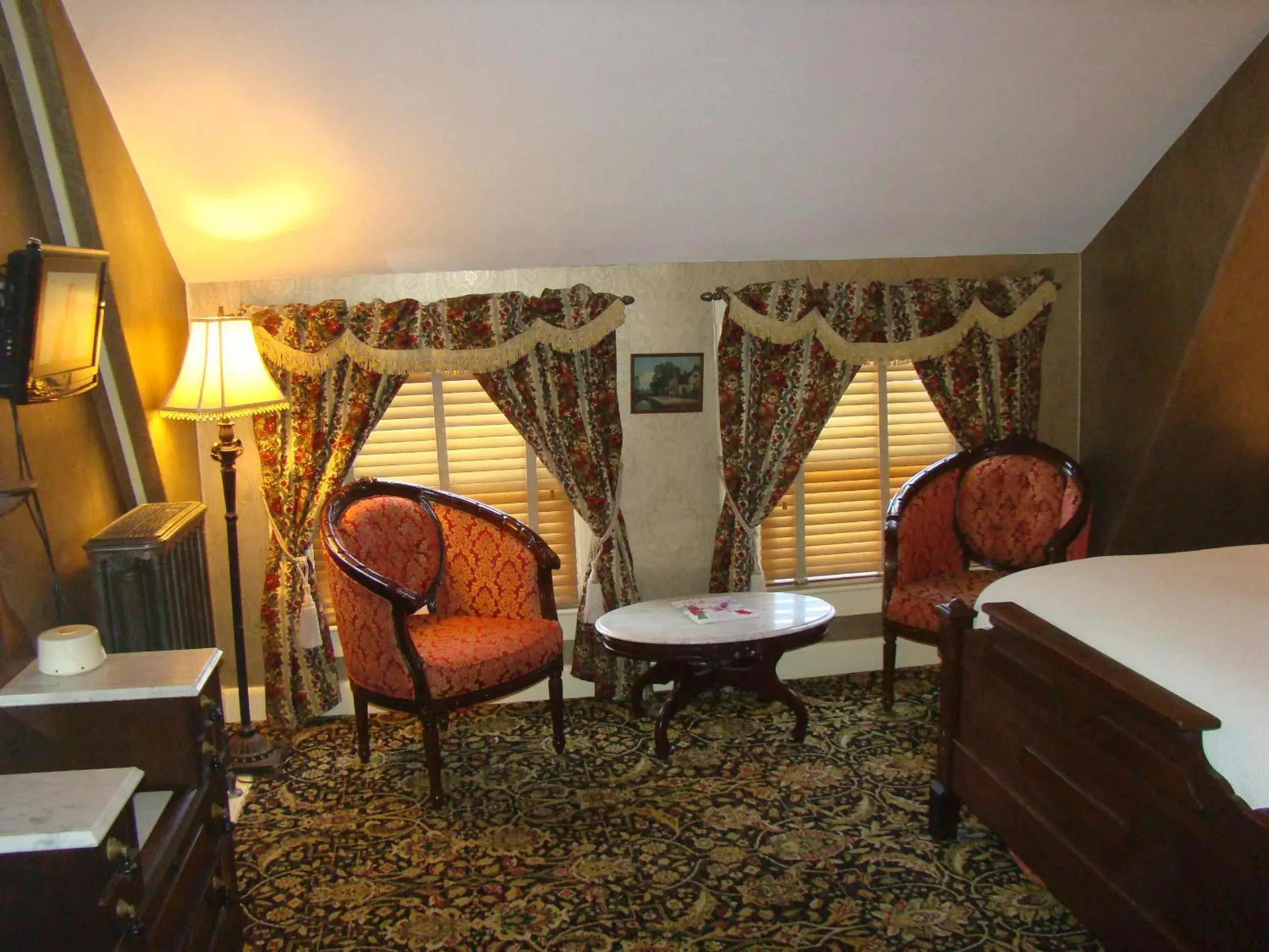 Queen Room with Garden View in The Village Inn of Woodstock Queen Room with Garden View in The Village Inn of Woodstock