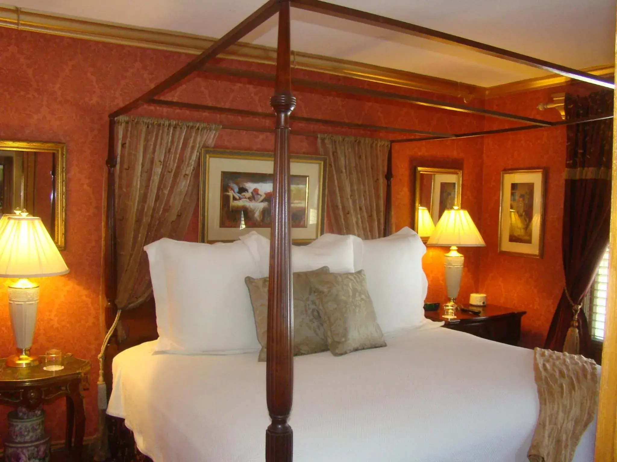 Deluxe King Suite in The Village Inn of Woodstock Deluxe King Suite in The Village Inn of Woodstock