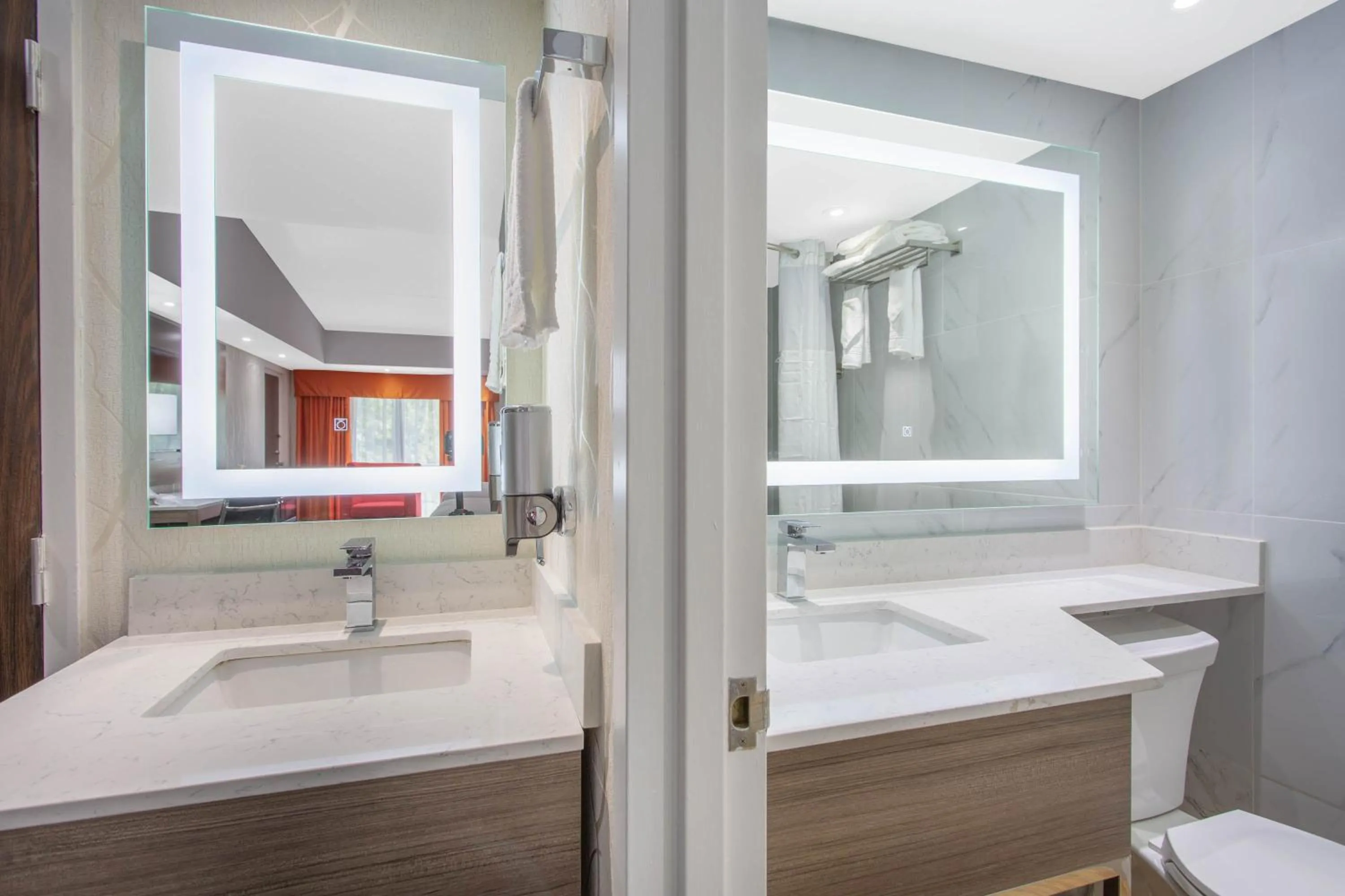 Bathroom in Howard Johnson by Wyndham Harrisburg