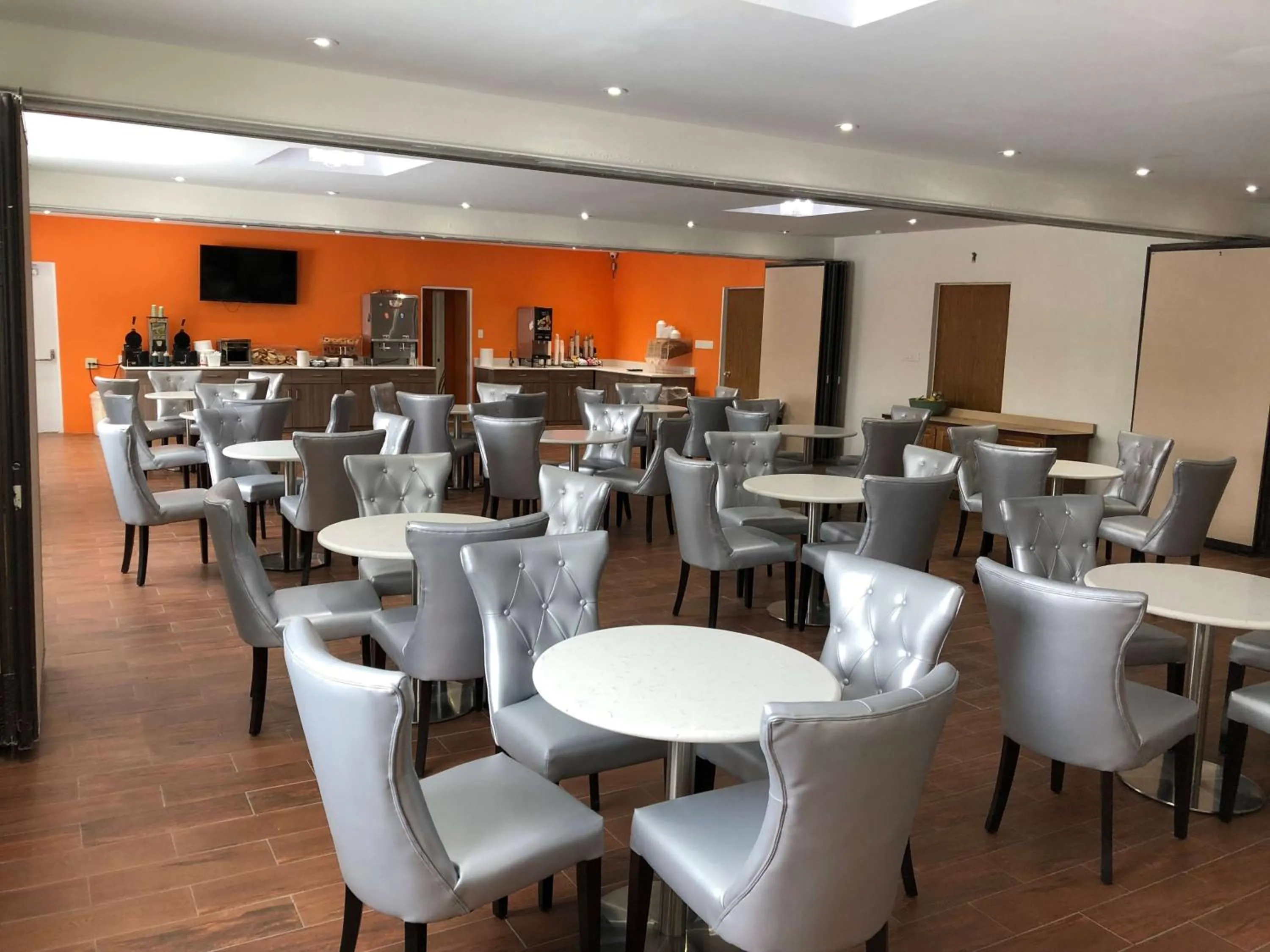 Restaurant/Places to Eat in Howard Johnson by Wyndham Harrisburg