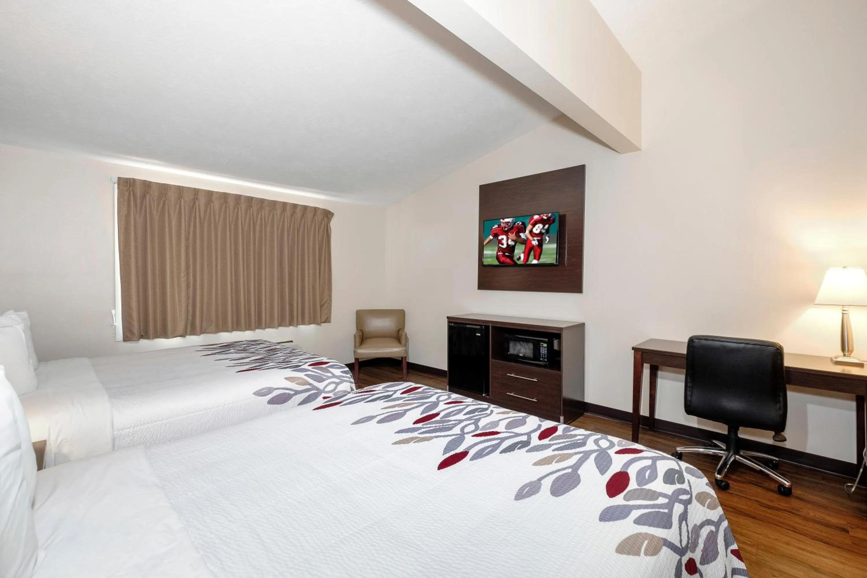 Photo of the whole room, Bed in Red Roof Inn Vermillion - U of South Dakota