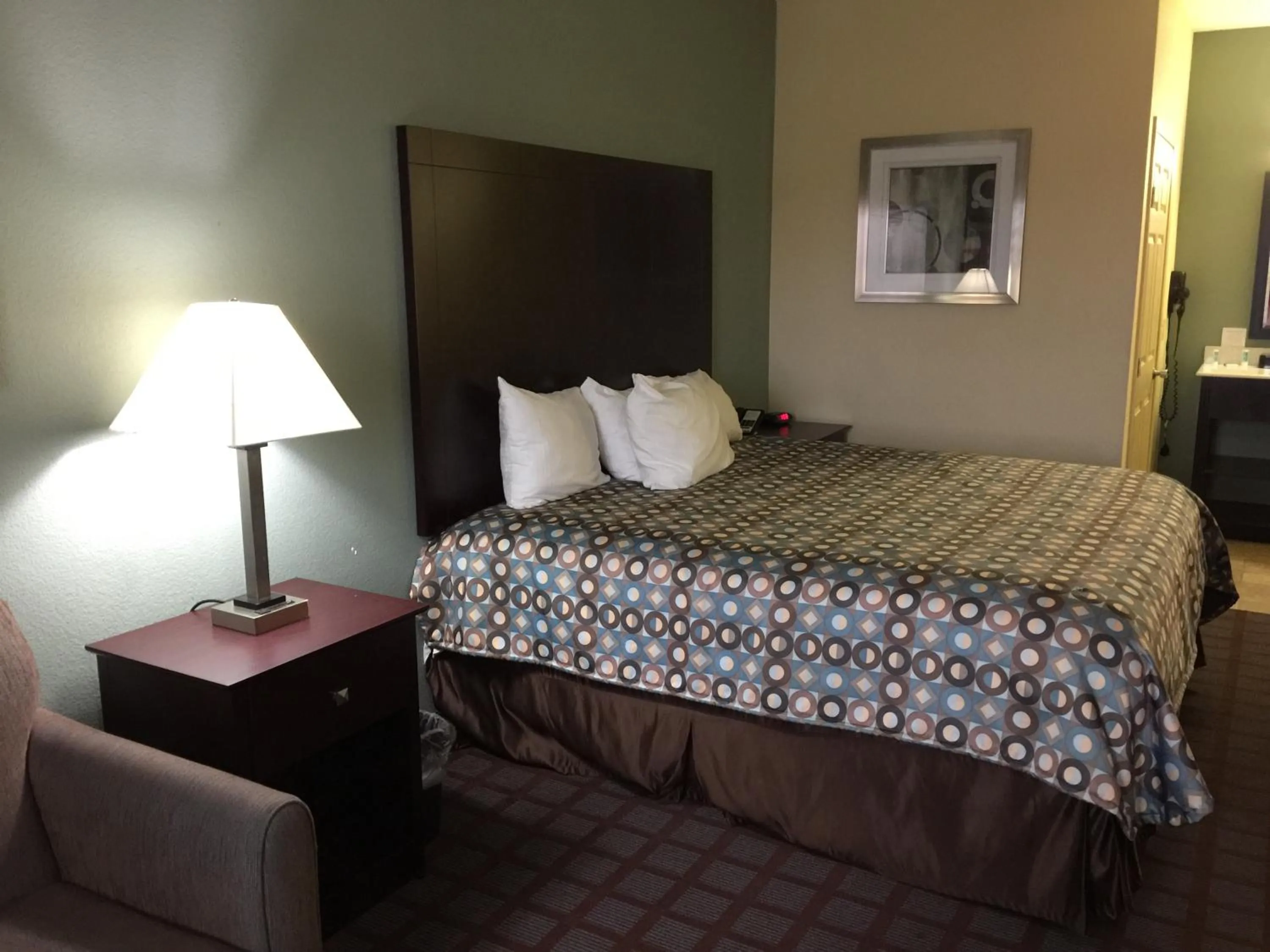 Bed in Pearsall Inn and Suites
