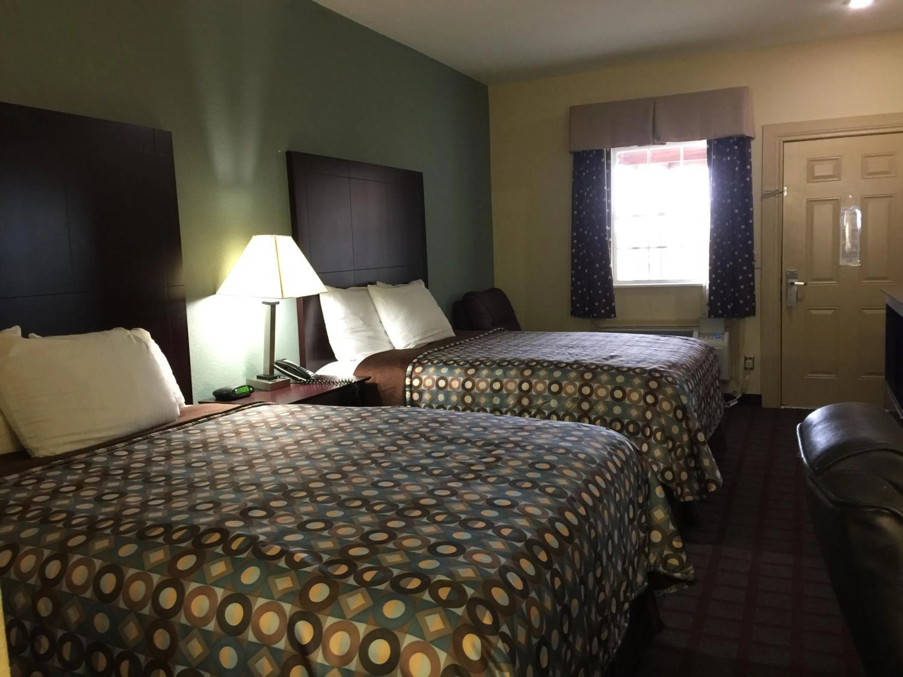 Bed in Pearsall Inn and Suites