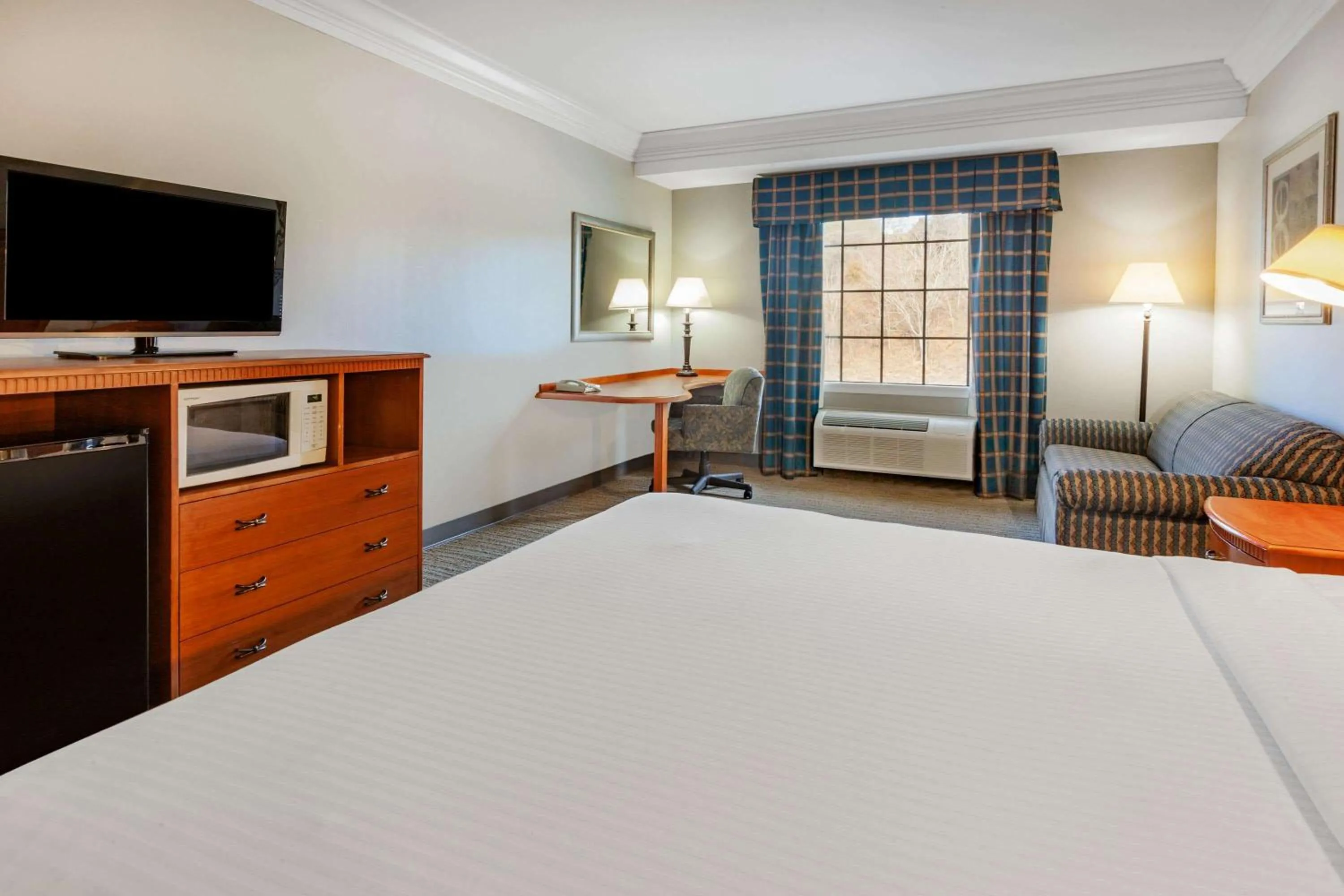 Photo of the whole room, Bed in Days Inn by Wyndham Alta Vista