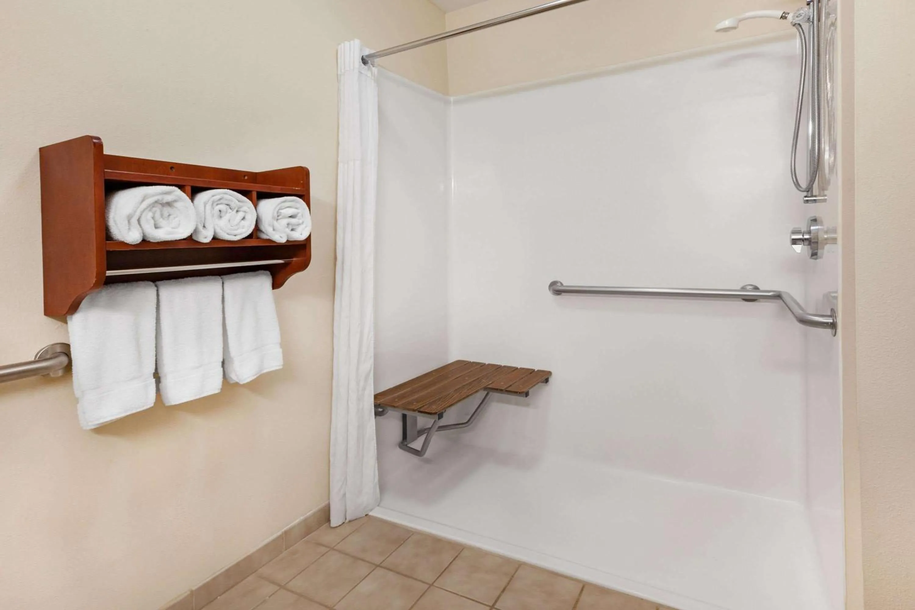 Shower in Days Inn by Wyndham Alta Vista