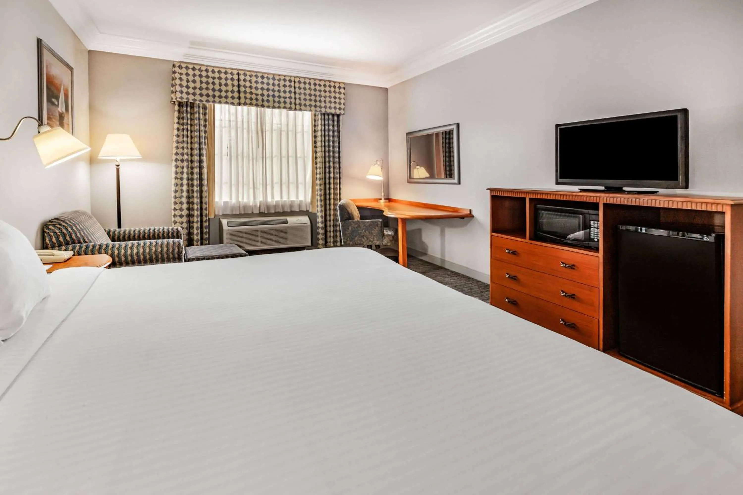 Photo of the whole room, Bed in Days Inn by Wyndham Alta Vista