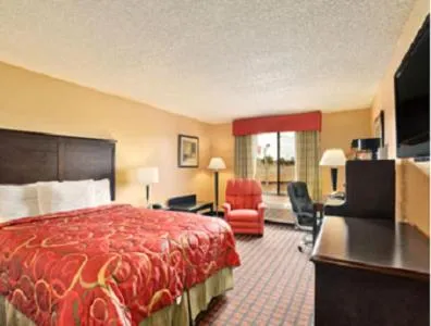Photo of the whole room, Bed in Super 8 by Wyndham Texarkana AR