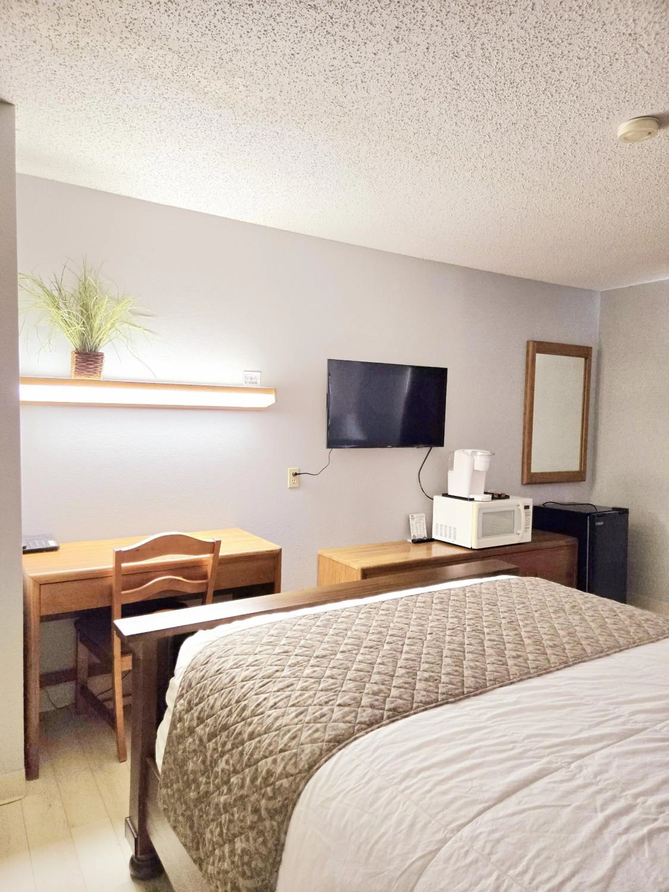 Bedroom, Bed in American Inn Ozark