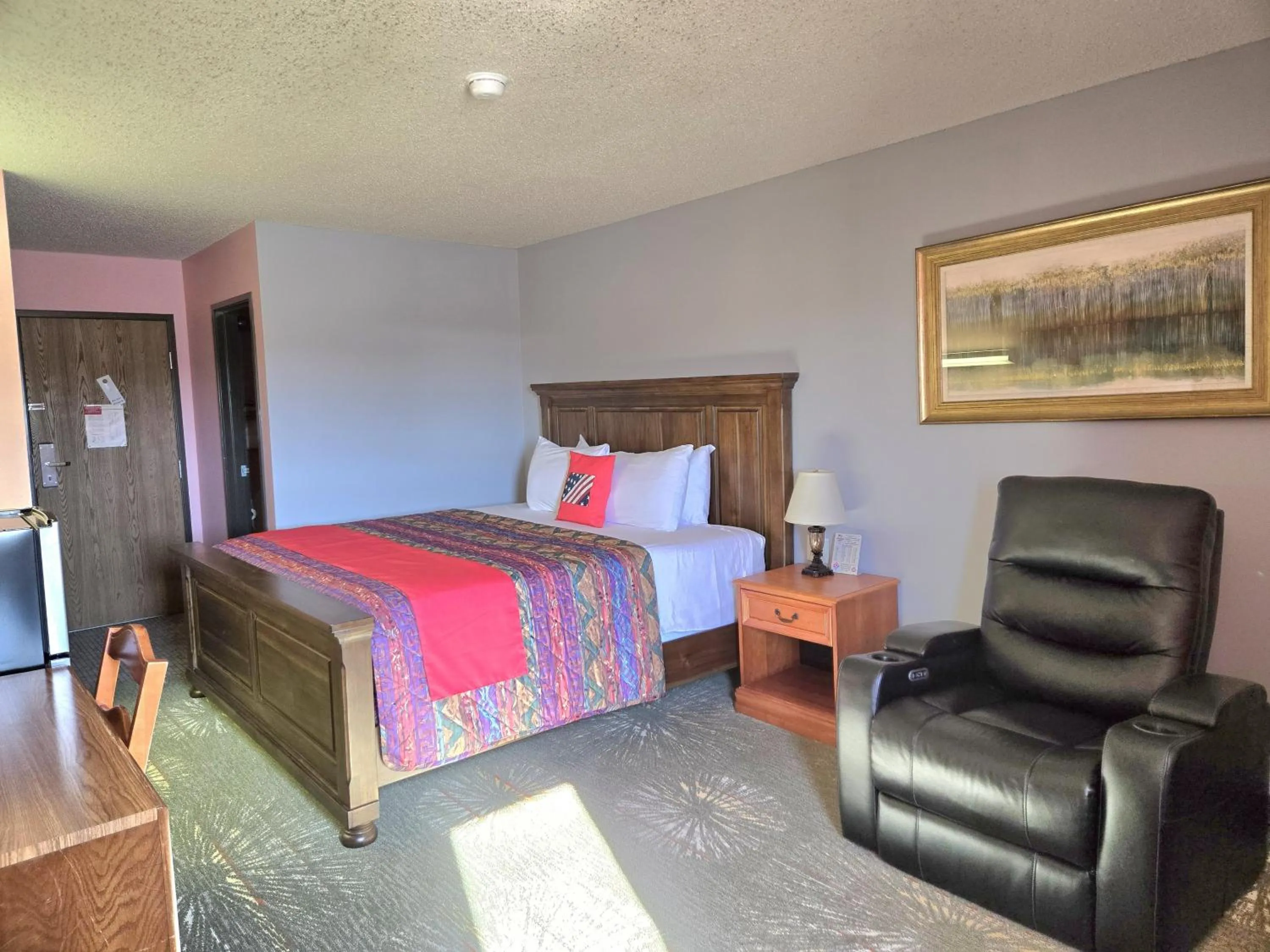 Bedroom, Bed in American Inn Ozark