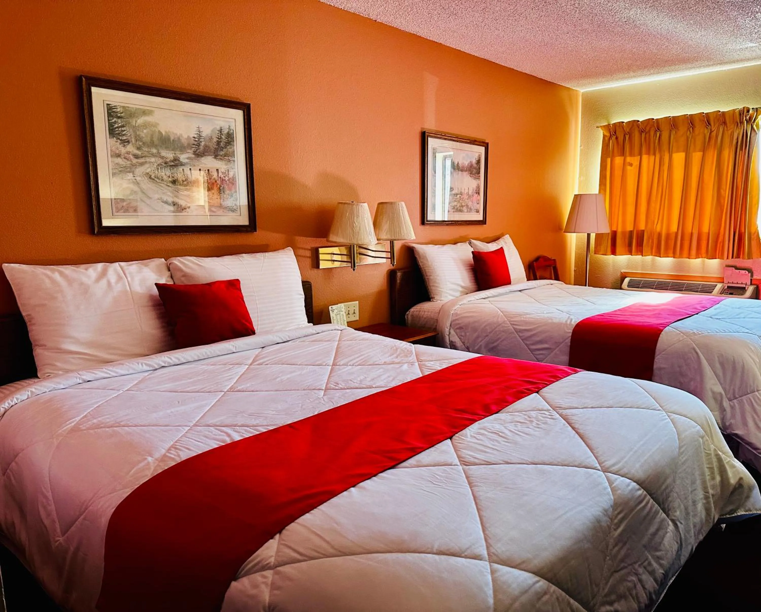 Bedroom, Bed in American Inn Ozark