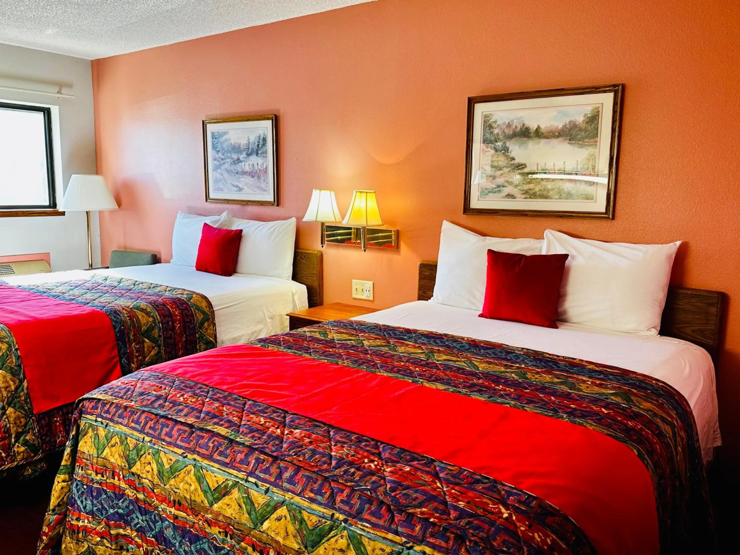 Bedroom, Bed in American Inn Ozark