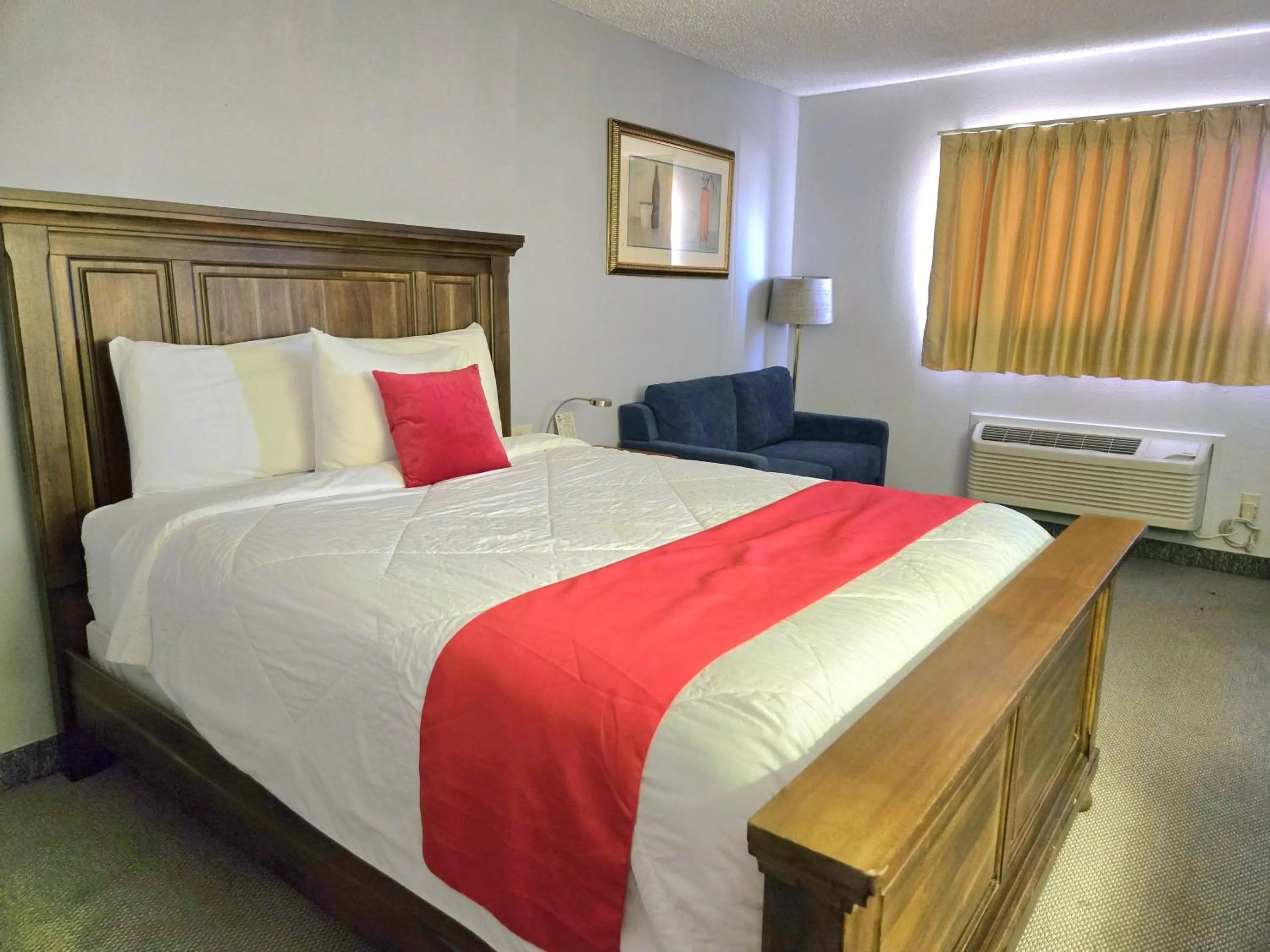 Bedroom, Bed in American Inn Ozark