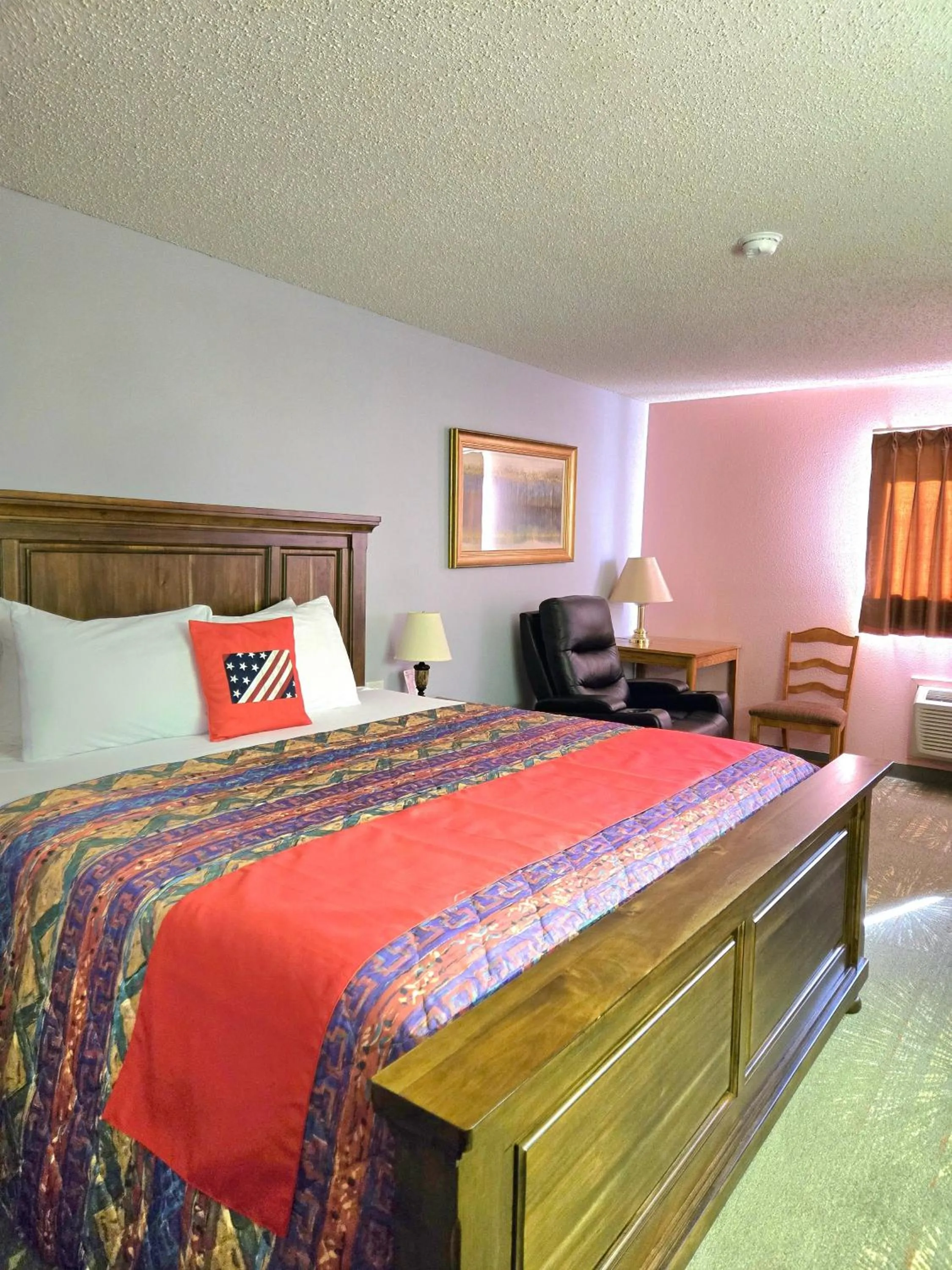 Bedroom, Bed in American Inn Ozark