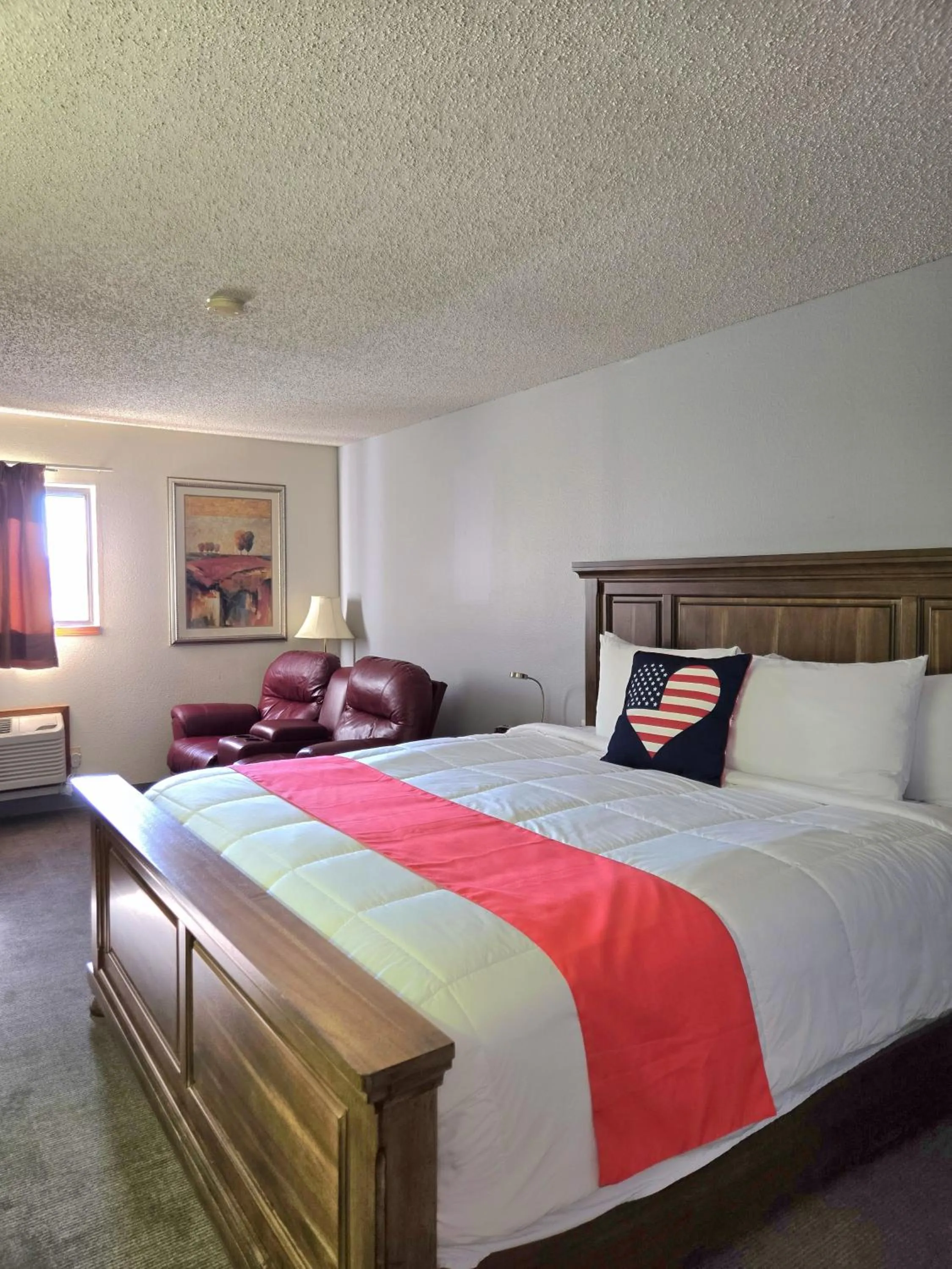 Bedroom, Bed in American Inn Ozark