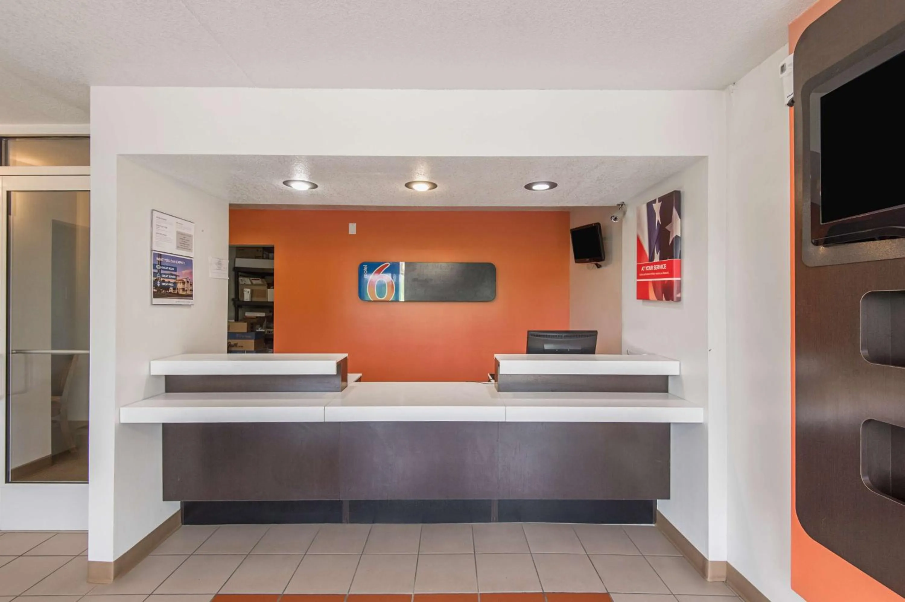 Coffee/tea facilities in Motel 6-Overland Park, KS