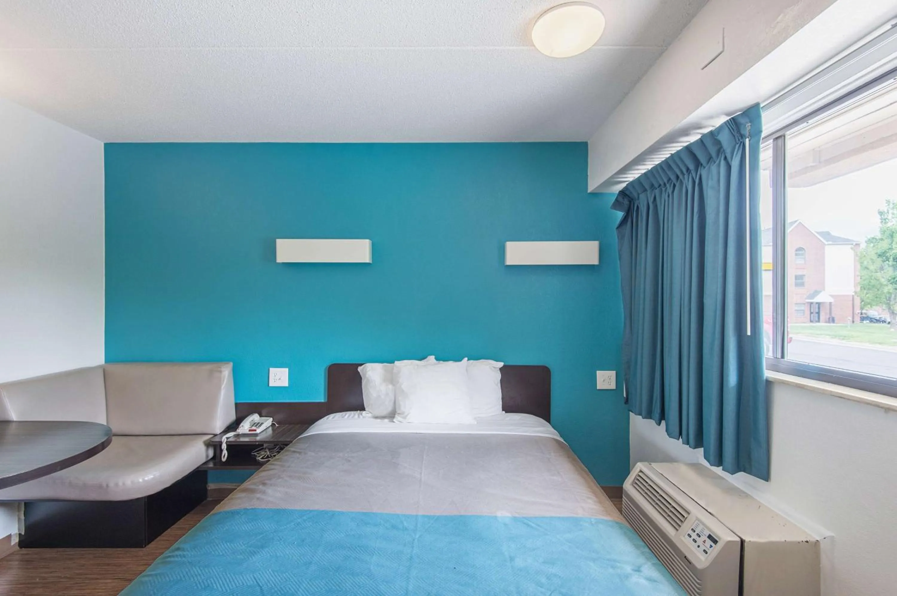 Bedroom, Bed in Motel 6-Overland Park, KS