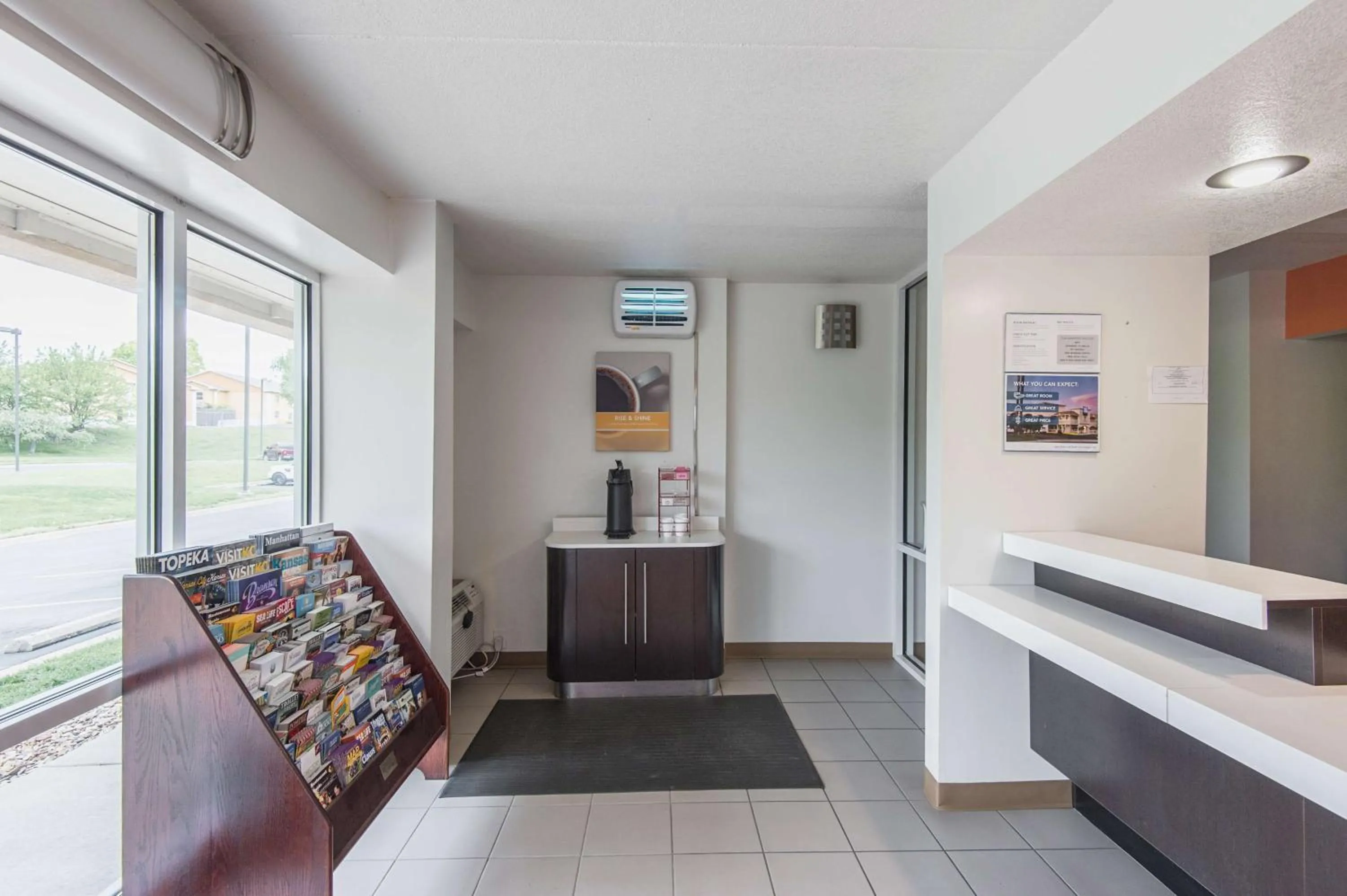 Coffee/tea facilities in Motel 6-Overland Park, KS