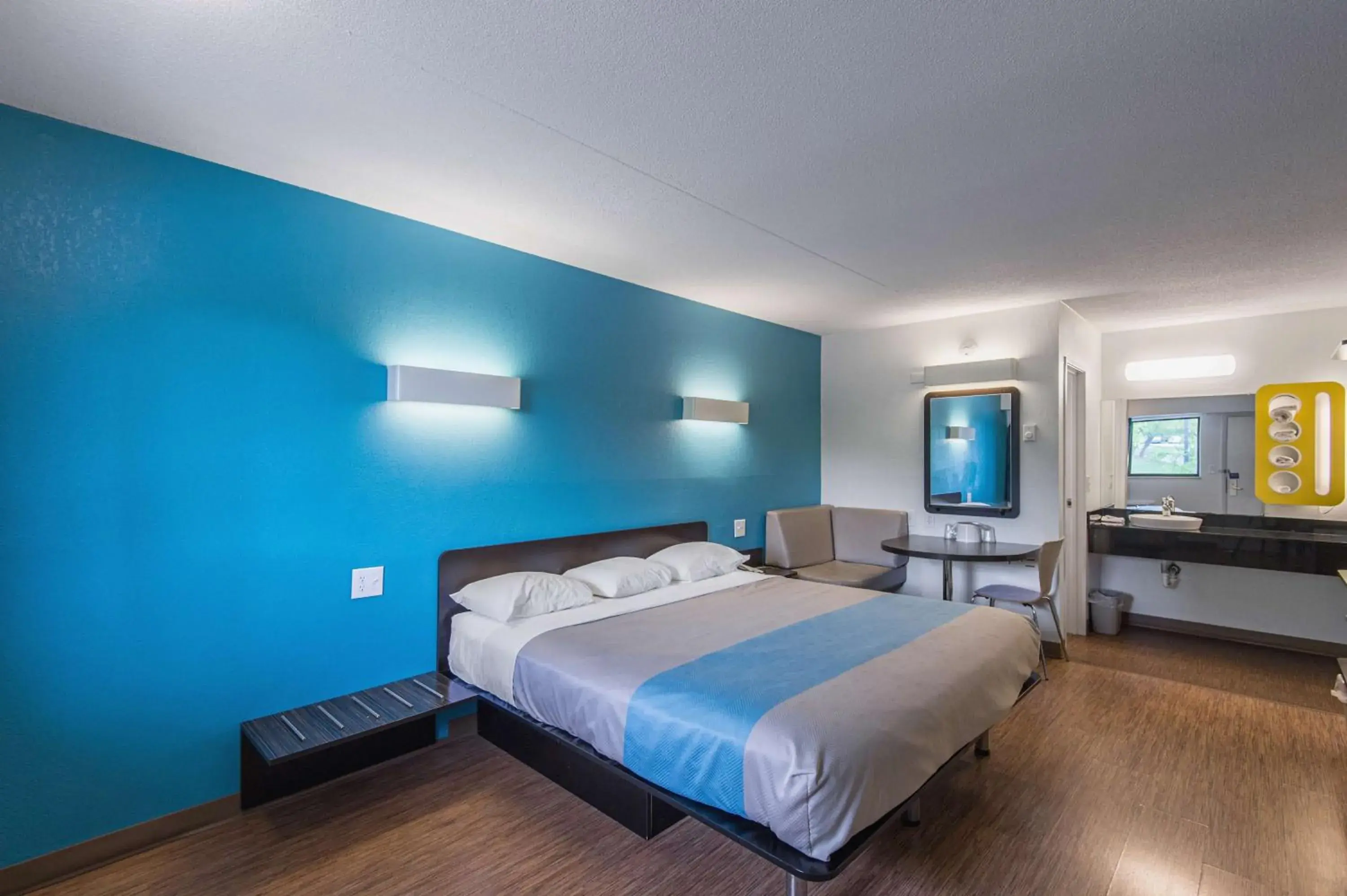 Queen Room - Non-Smoking in Motel 6-Overland Park, KS Queen Room - Non-Smoking in Motel 6-Overland Park, KS