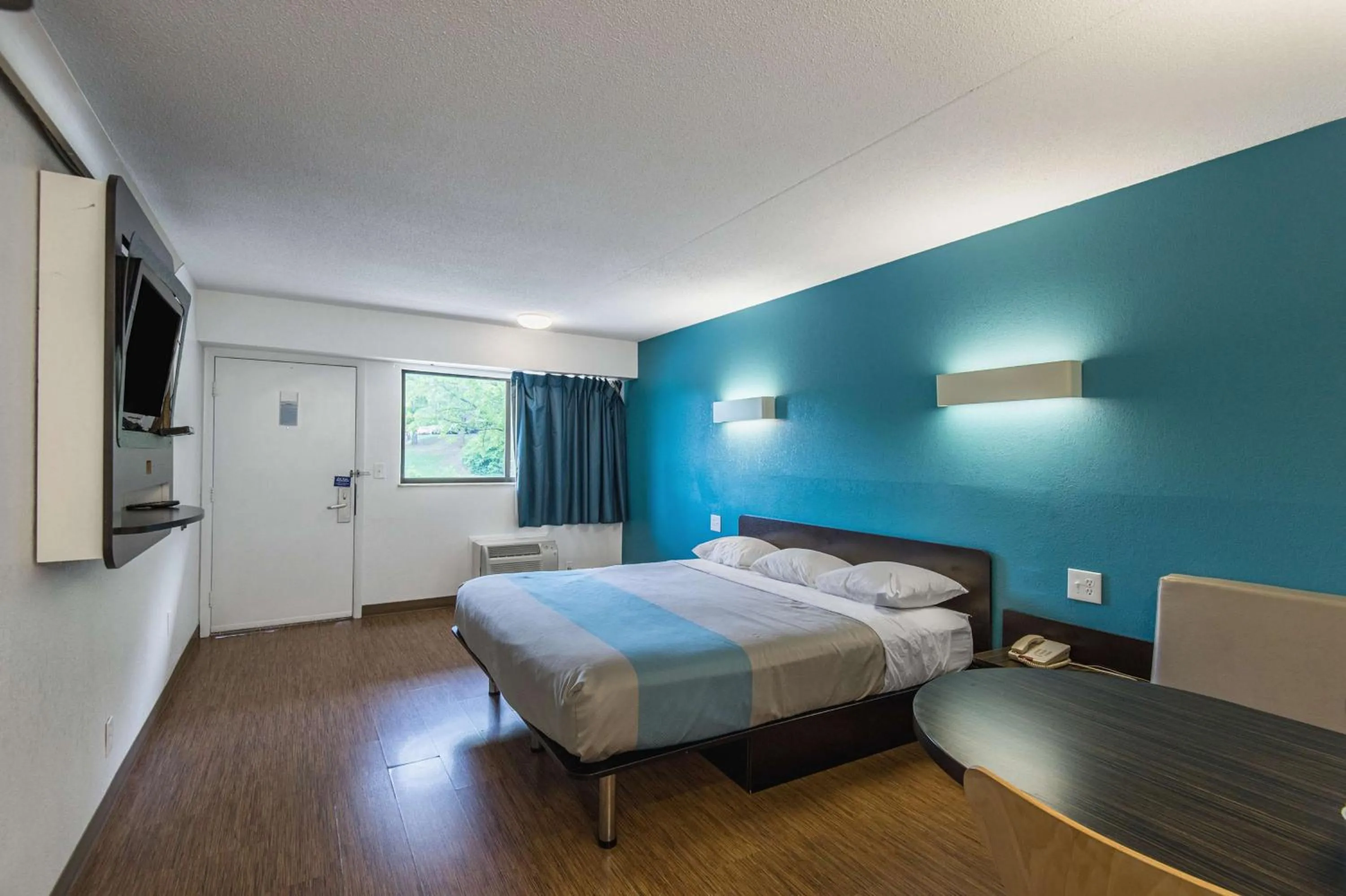 Bedroom, Bed in Motel 6-Overland Park, KS