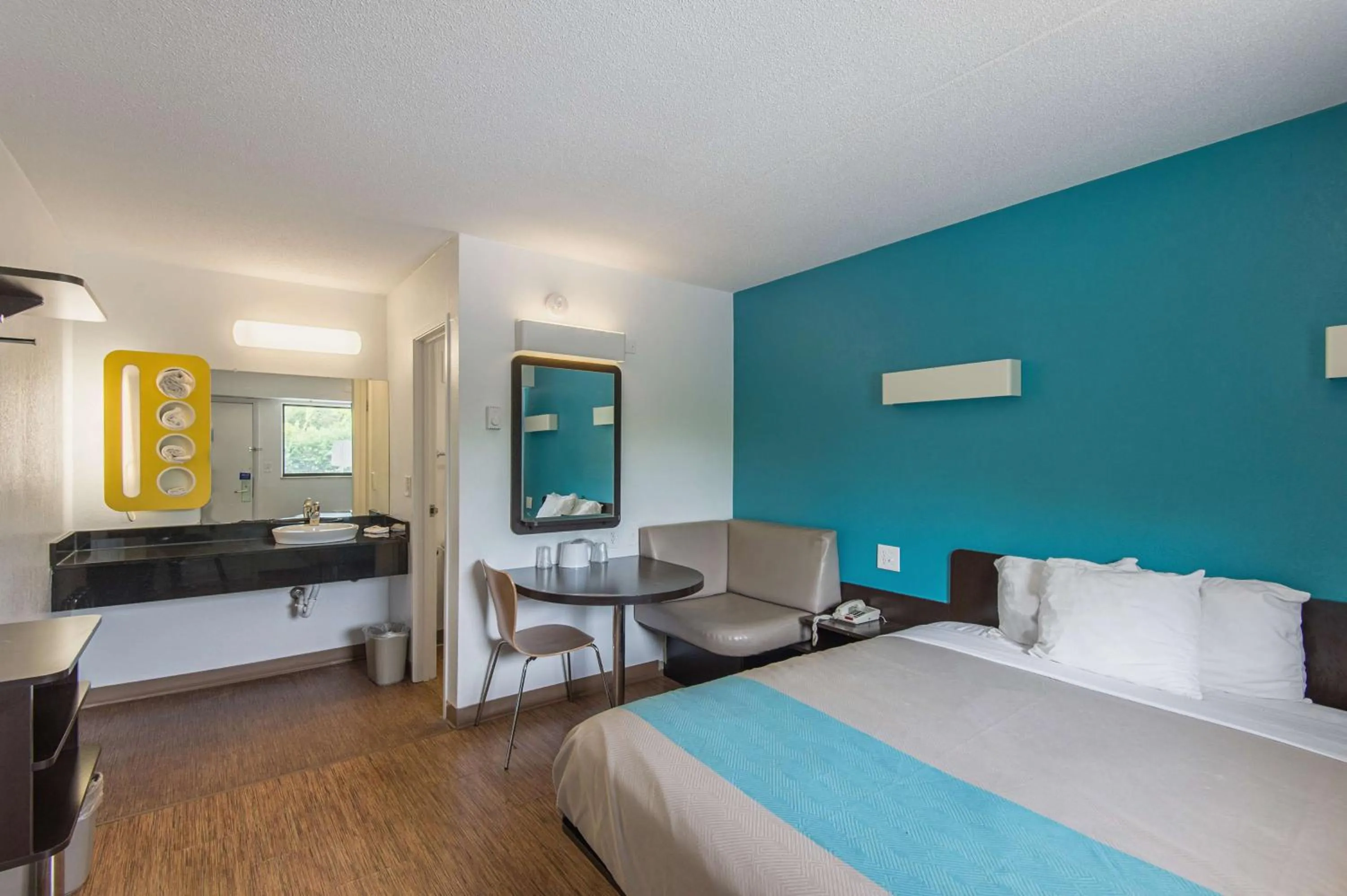 Bedroom, Bed in Motel 6-Overland Park, KS
