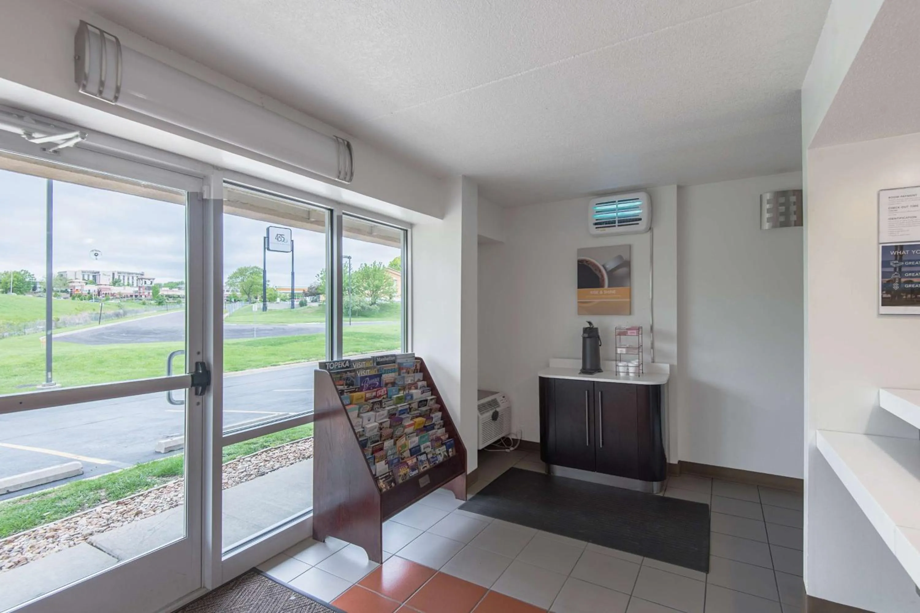 Coffee/tea facilities in Motel 6-Overland Park, KS