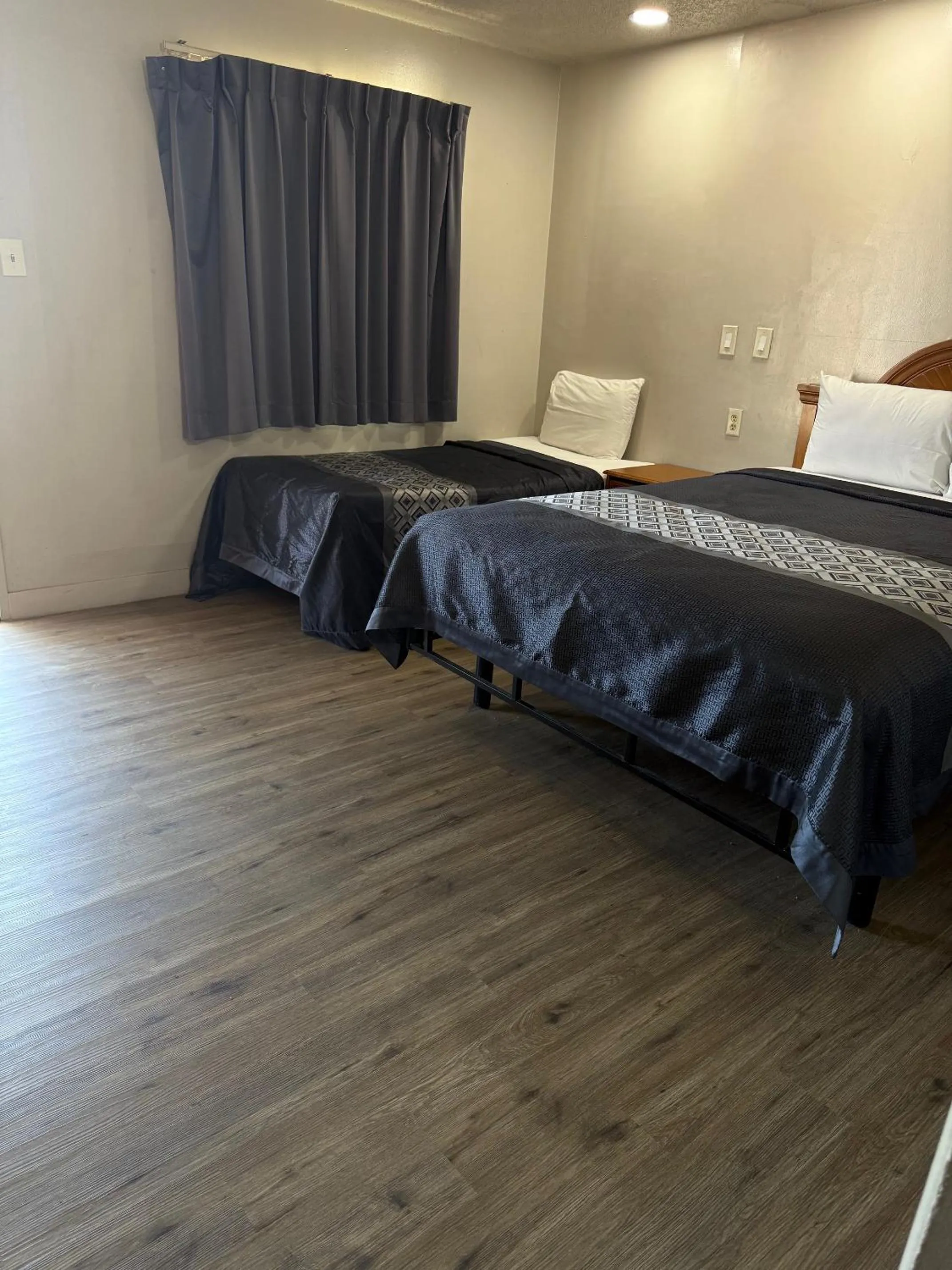 Bed in Apple Valley Motel