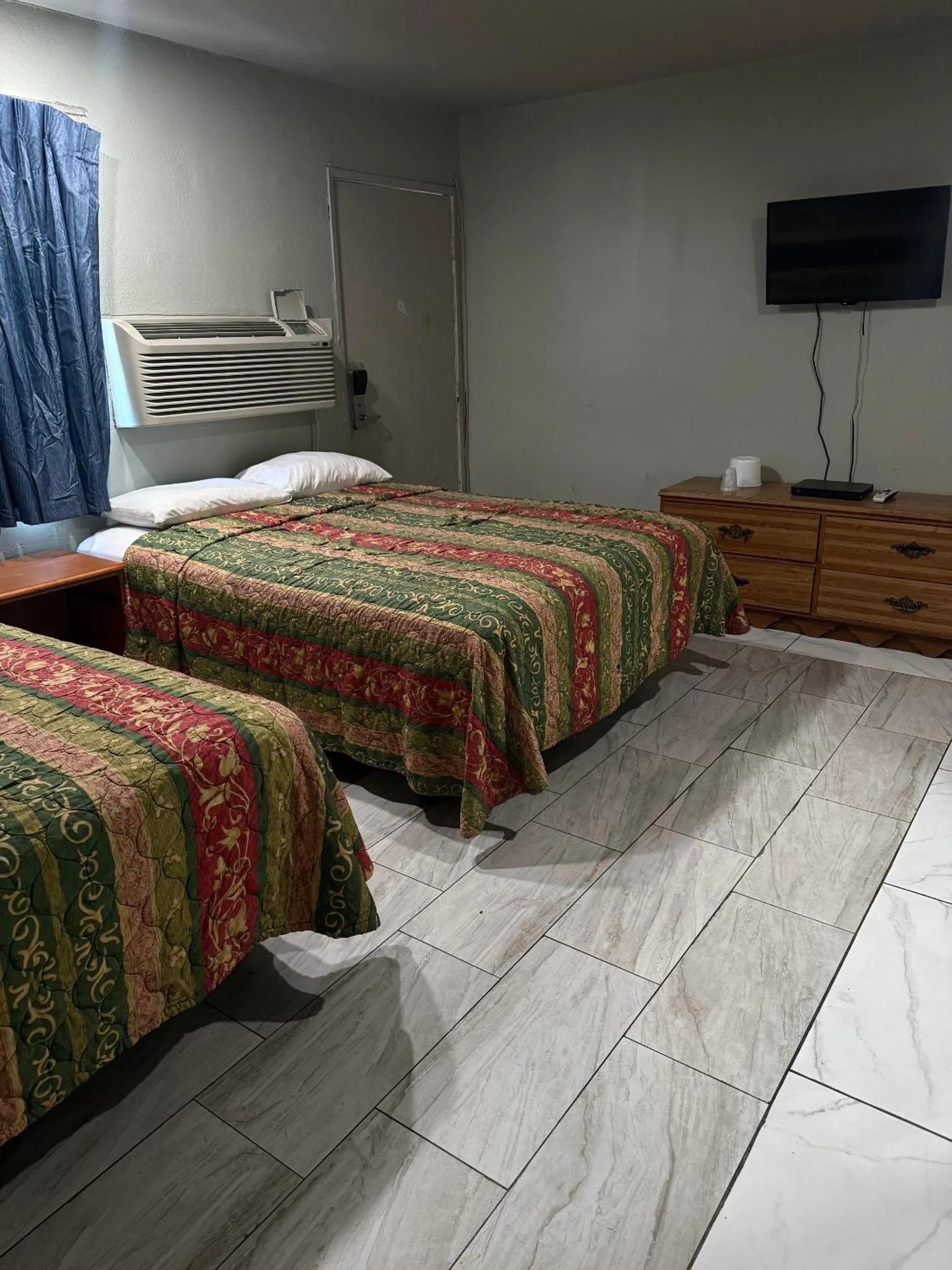 Bed in Apple Valley Motel