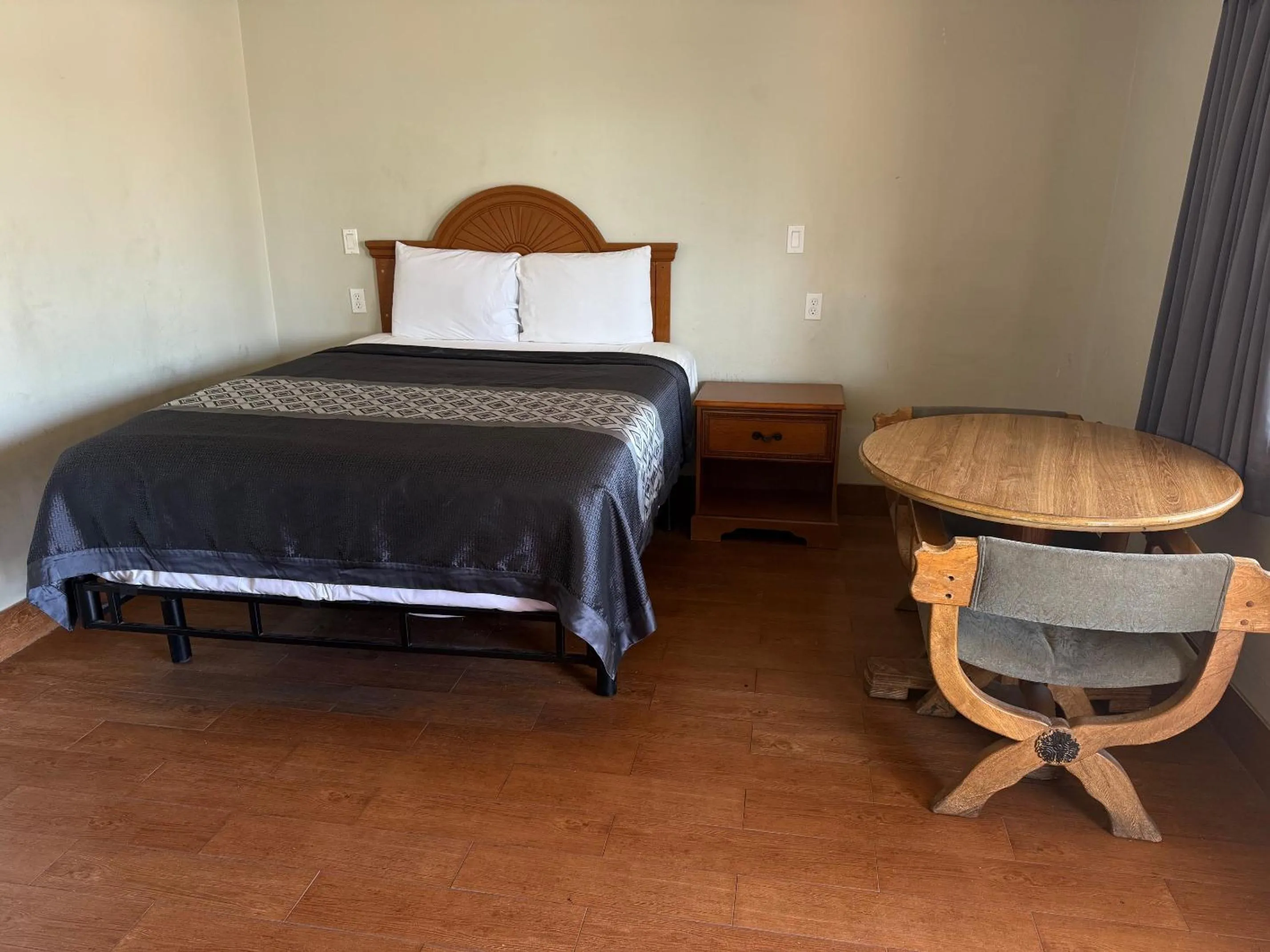 Bed in Apple Valley Motel