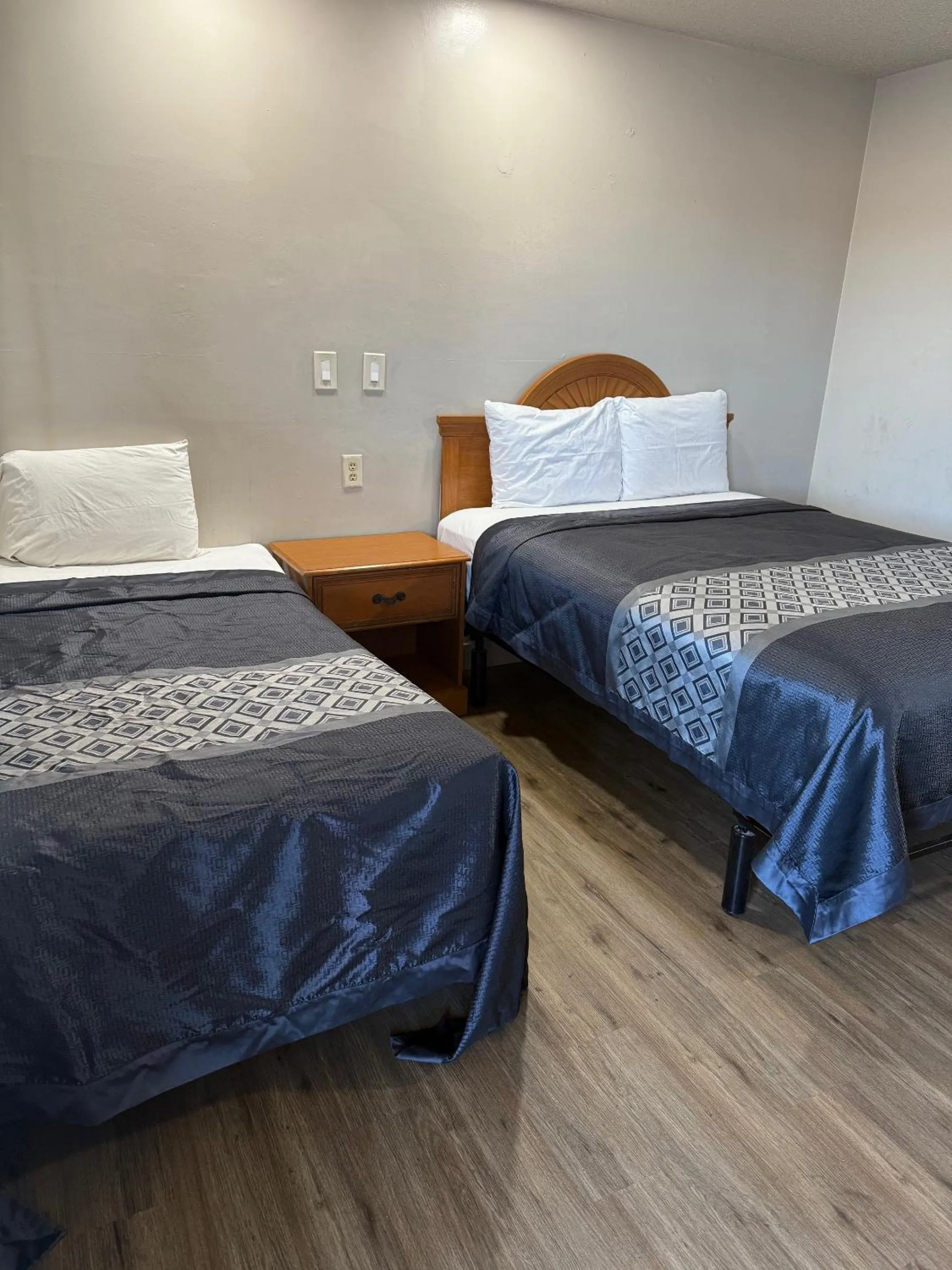 Bed in Apple Valley Motel